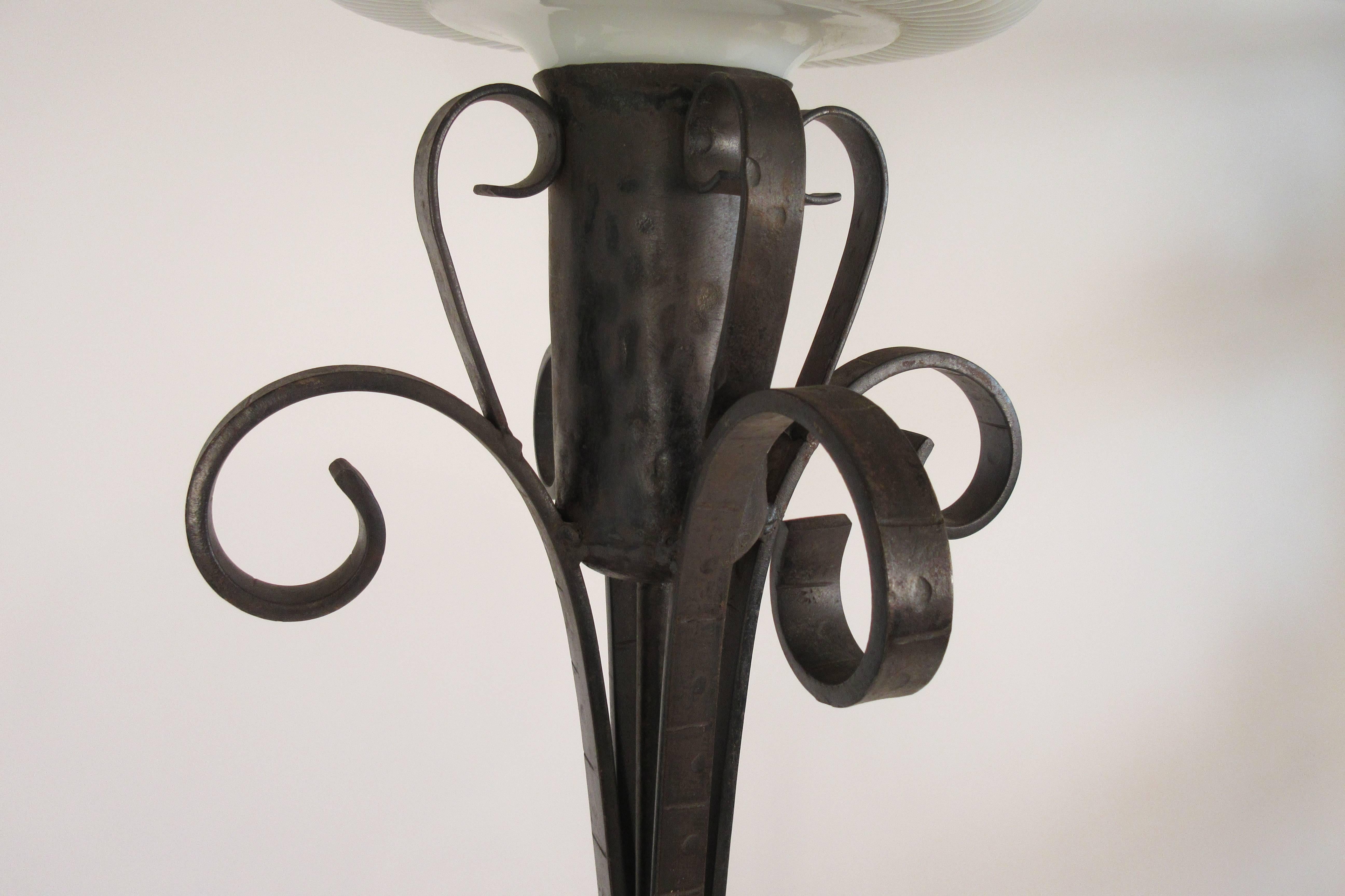 Lampadaire en fer forgé des années 1940 en vente 3