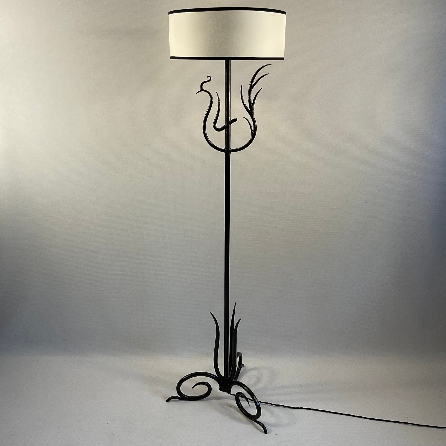 Art Déco Lampada da terra in ferro battuto del 1940 con il disegno di una fenice. in vendita