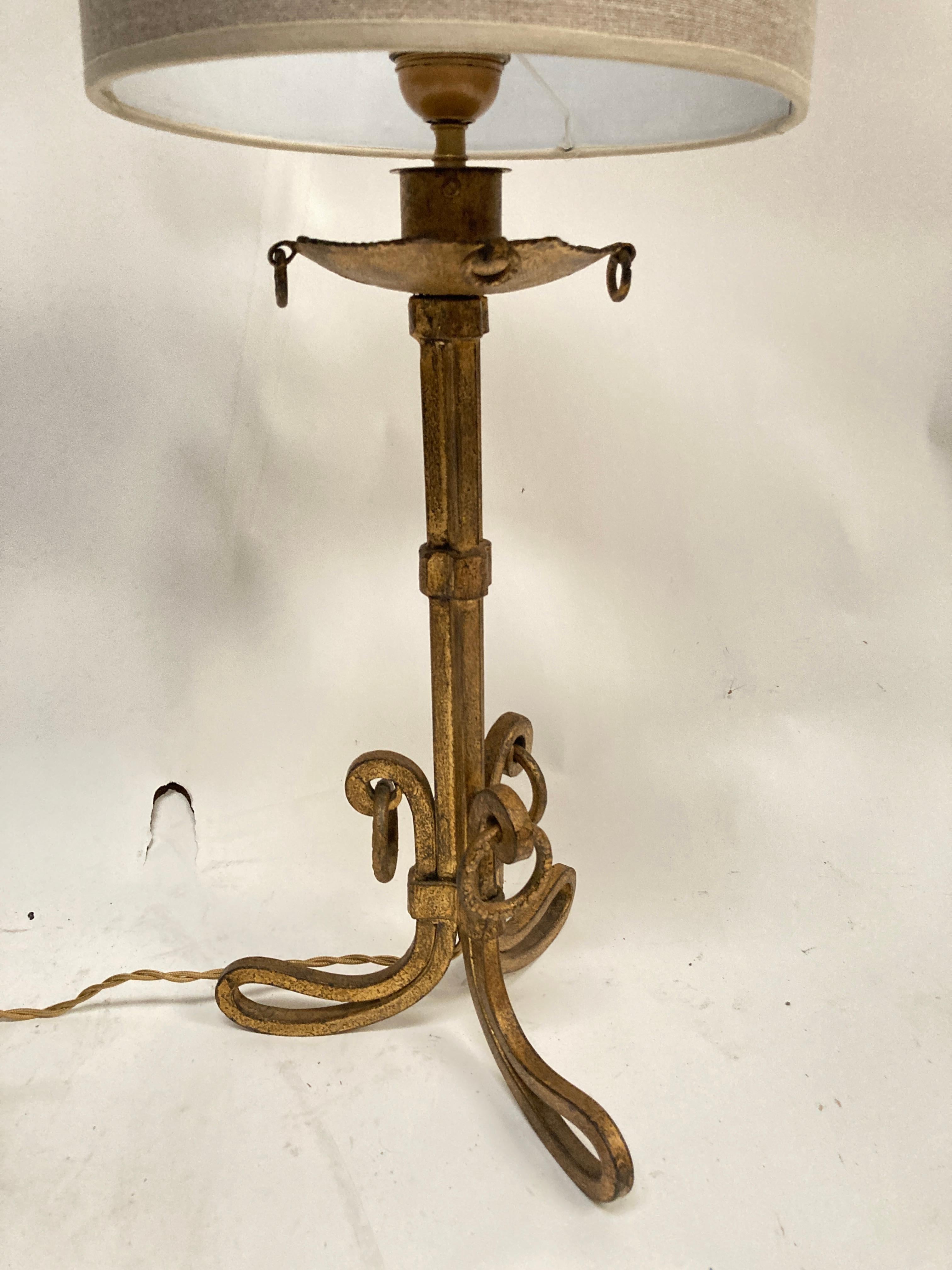 Lampe de table en fer forgé doré des années 1940 par Maison Ramsay
France
Dimensions données sans ombre
Pas d'abat-jour inclus