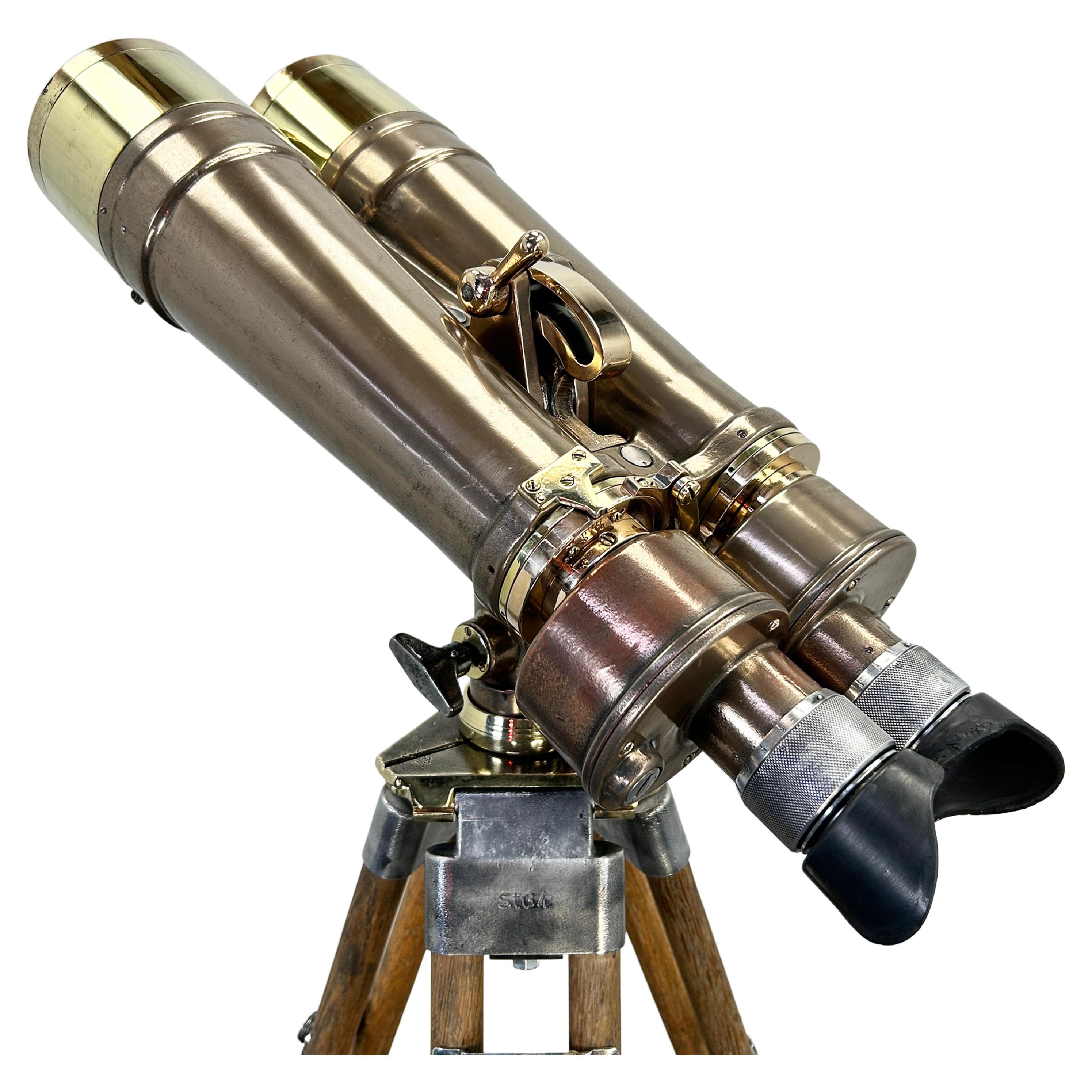 Un binocolo Nikon 15 x 80 4 gradi Naval unico nel suo genere, rifinito con un'impiallacciatura in bronzo.

Realizzato nel 1943, questo è un classico binocolo per navi da guerra utilizzato prevalentemente dalla Marina giapponese, che si affidava