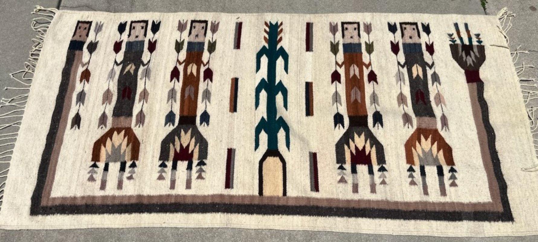 Navajo Yei Hand Woven Corn Stalk Dancers tissage avec frange sur les bords. Les couleurs profondes du tapis sont magnifiques. Les danseurs Yei tiennent des tiges de maïs. Belle palette de couleurs. Excellent état d'usage.