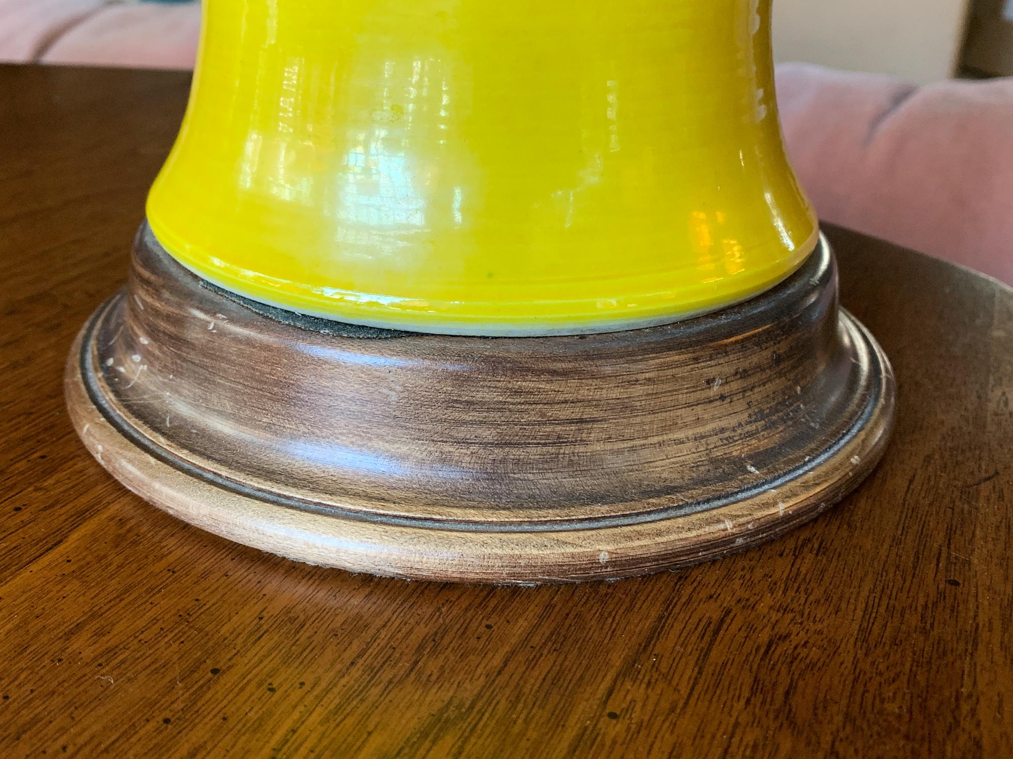 Lampade da tavolo in ceramica gialla degli anni '40 di Warren Kessler - Una coppia in vendita 2