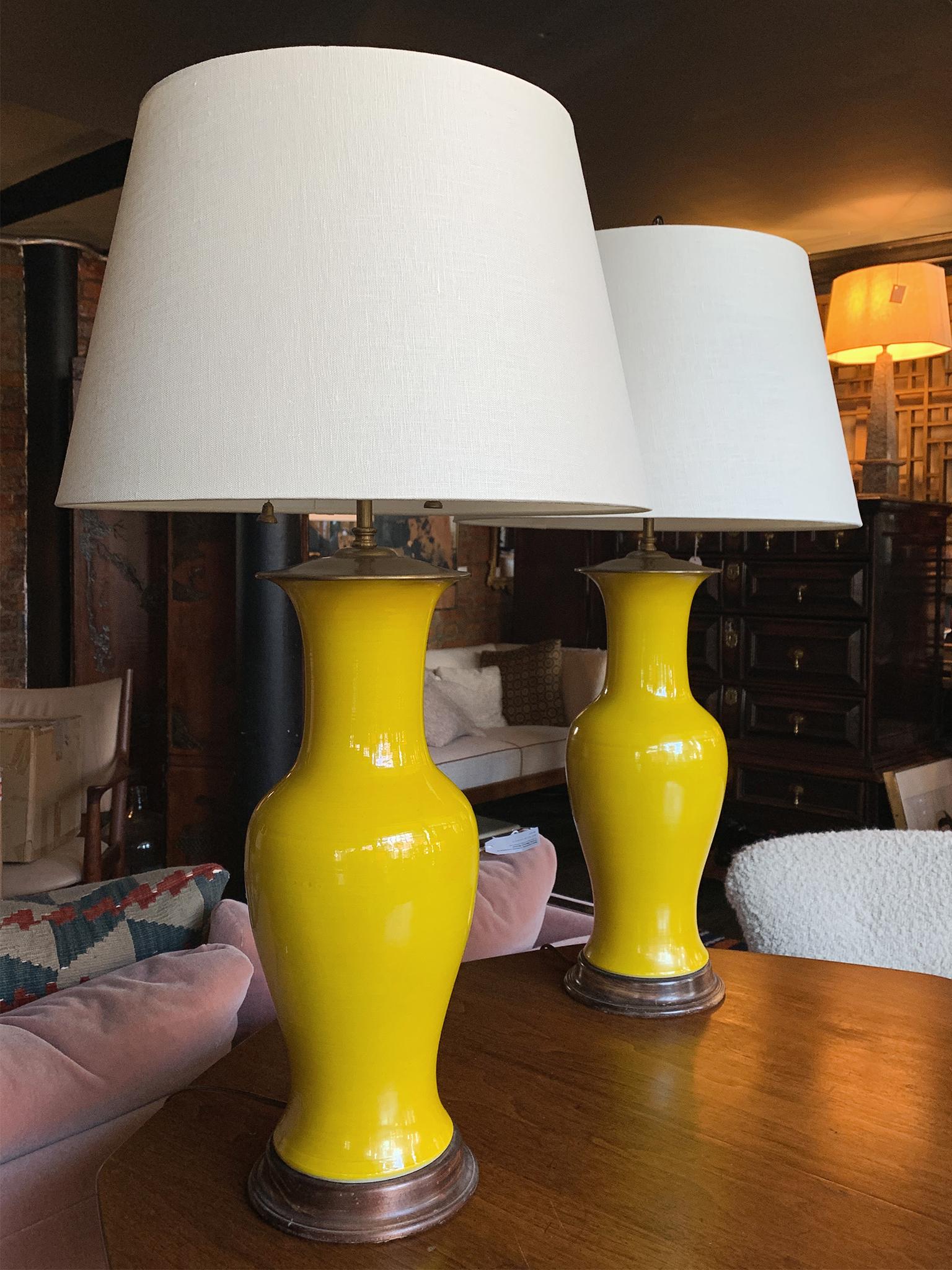 Lampade da tavolo in ceramica gialla degli anni '40 di Warren Kessler - Una coppia in vendita 3
