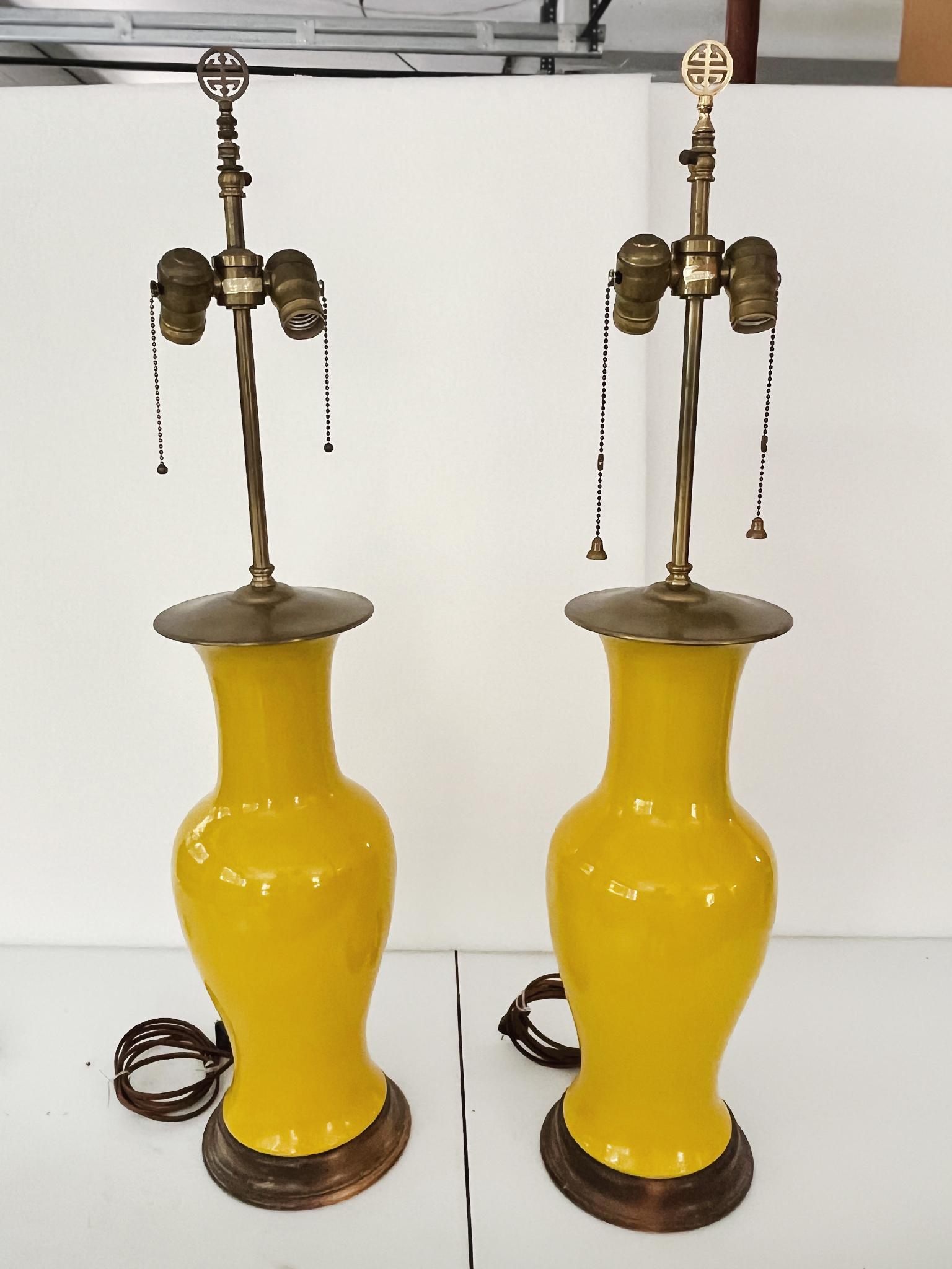 Queste classiche lampade da tavolo in ceramica Chinoiserie sono state prodotte da Warren Kessler negli anni Quaranta. Sono costituiti da corpi di vasi in ceramica con una ricca smaltatura gialla, basi in legno e ferramenta in ottone. Le lampade sono