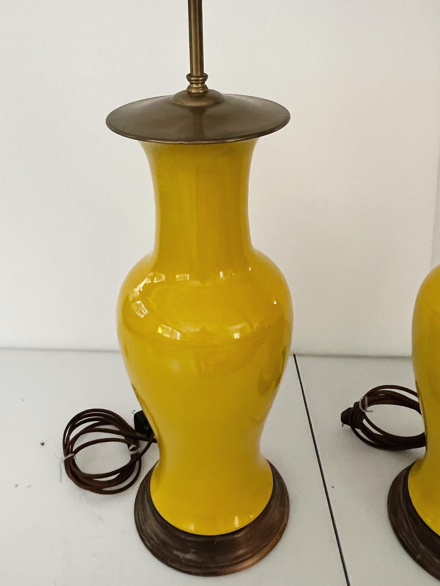Smaltato Lampade da tavolo in ceramica gialla degli anni '40 di Warren Kessler - Una coppia in vendita