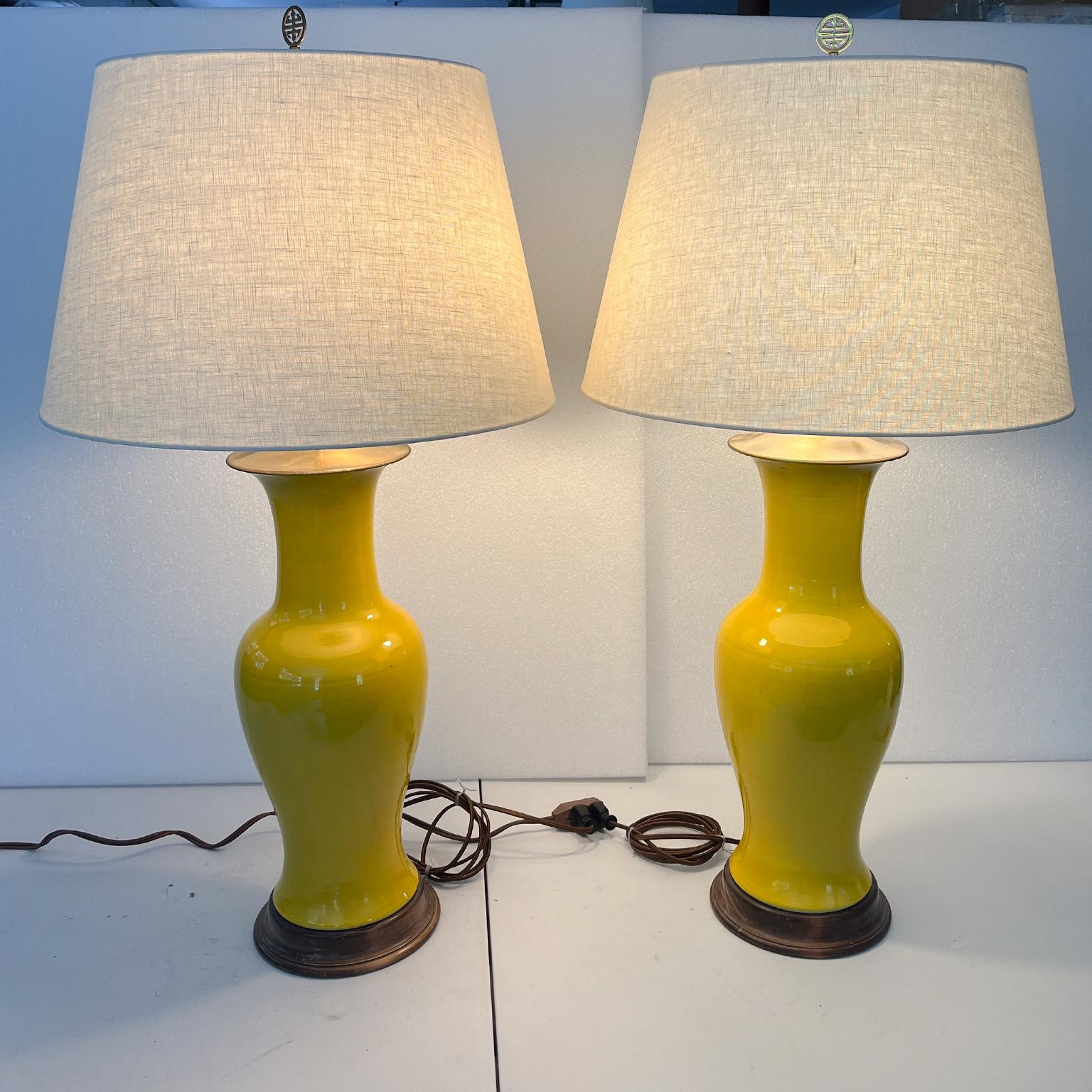 Metà XX secolo Lampade da tavolo in ceramica gialla degli anni '40 di Warren Kessler - Una coppia in vendita