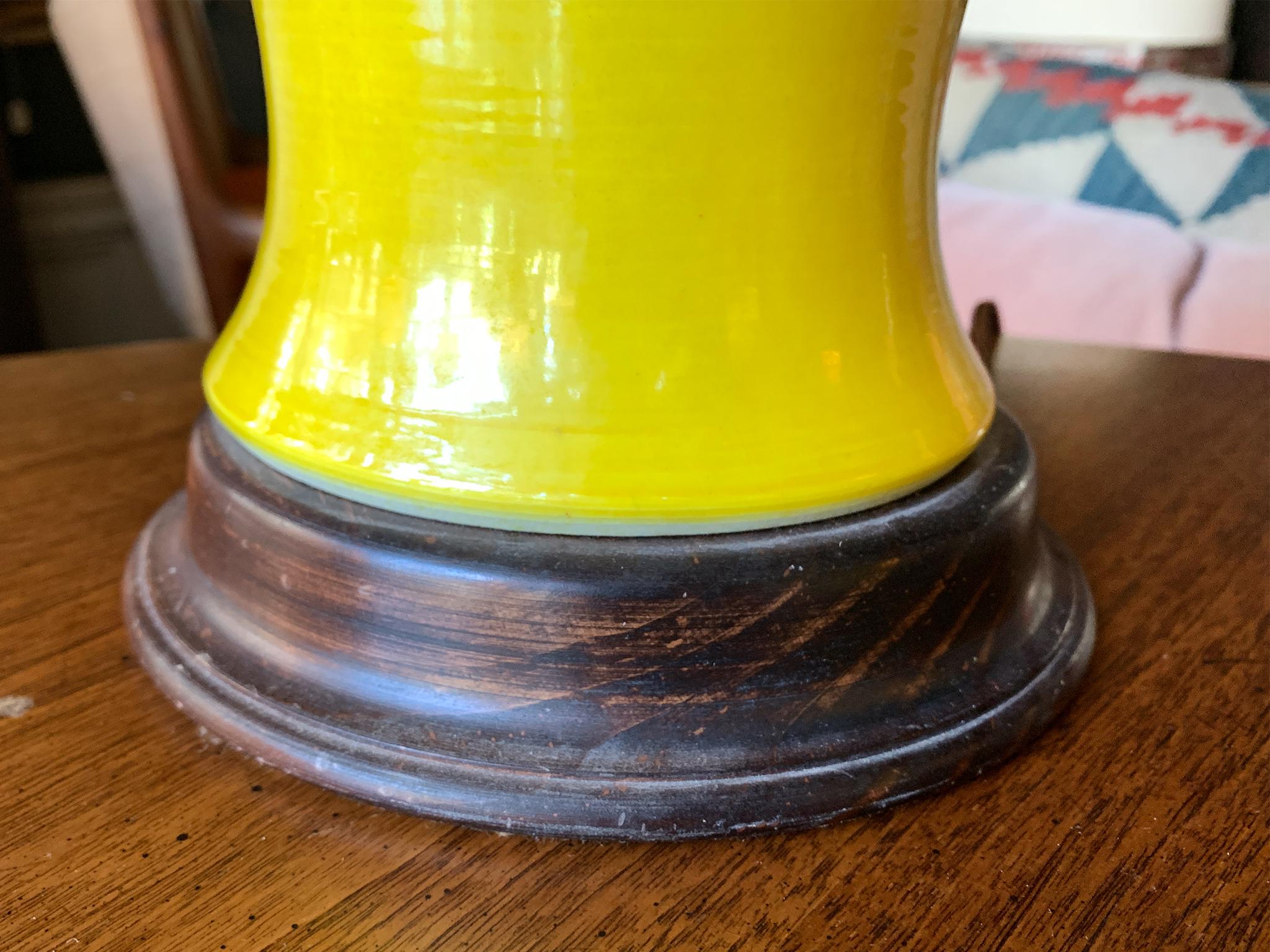 Lampade da tavolo in ceramica gialla degli anni '40 di Warren Kessler - Una coppia in vendita 1
