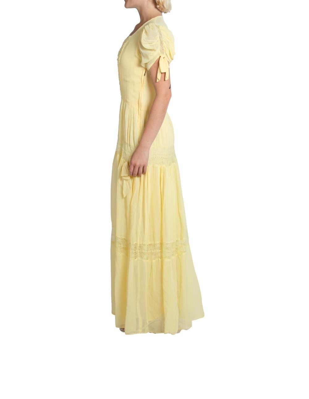 1940S Gelbes Chiffon Kleid mit Tiers Of Lace Trim Damen im Angebot