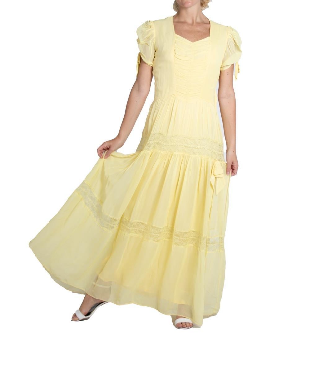 1940S Gelbes Chiffon Kleid mit Tiers Of Lace Trim im Angebot 1