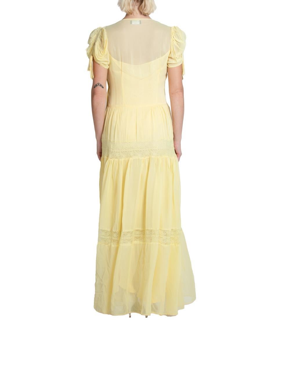 1940S Gelbes Chiffon Kleid mit Tiers Of Lace Trim im Angebot 2