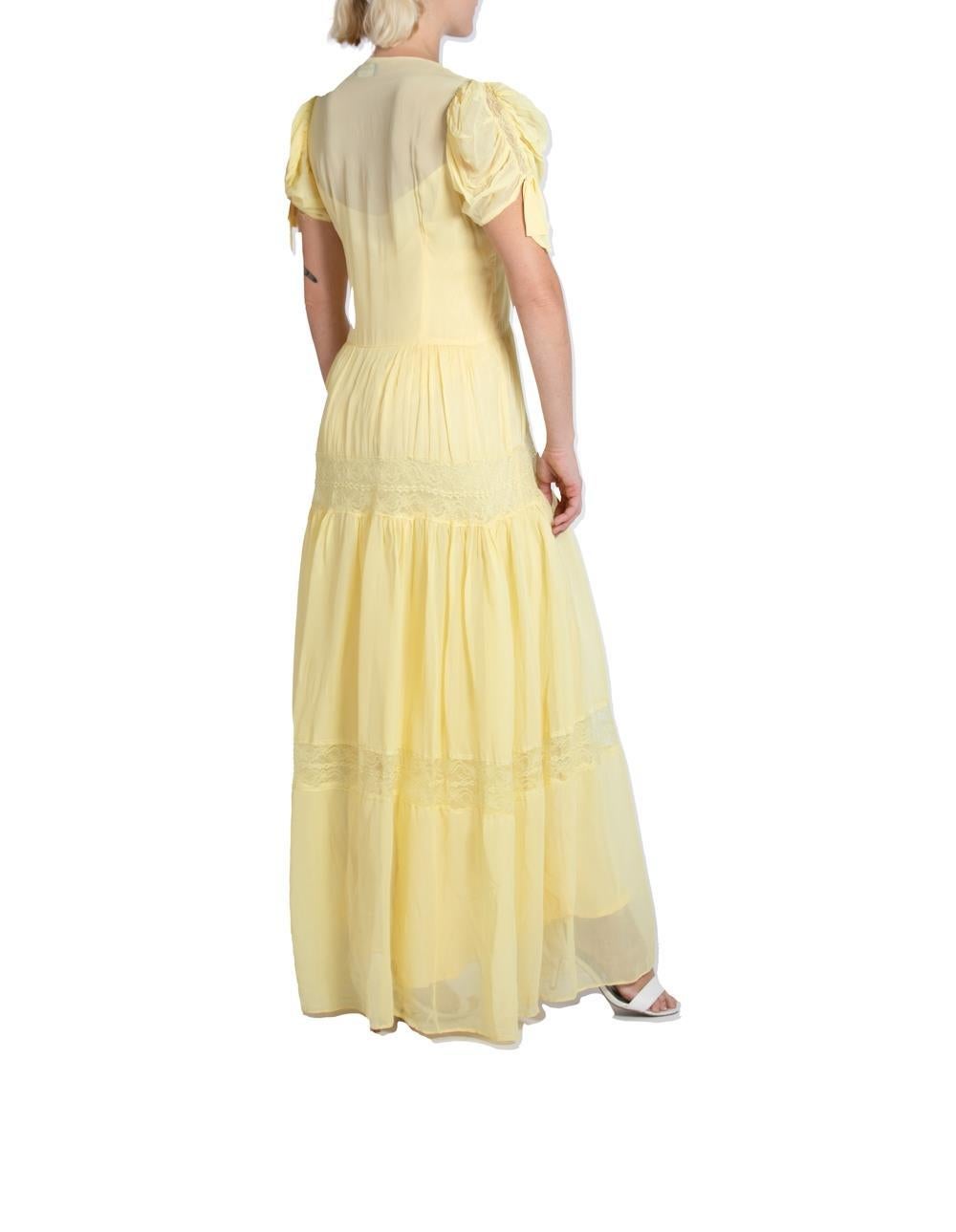 1940S Gelbes Chiffon Kleid mit Tiers Of Lace Trim im Angebot 3