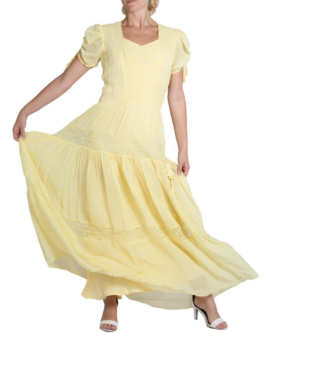 1940S Gelbes Chiffon Kleid mit Tiers Of Lace Trim im Angebot 4