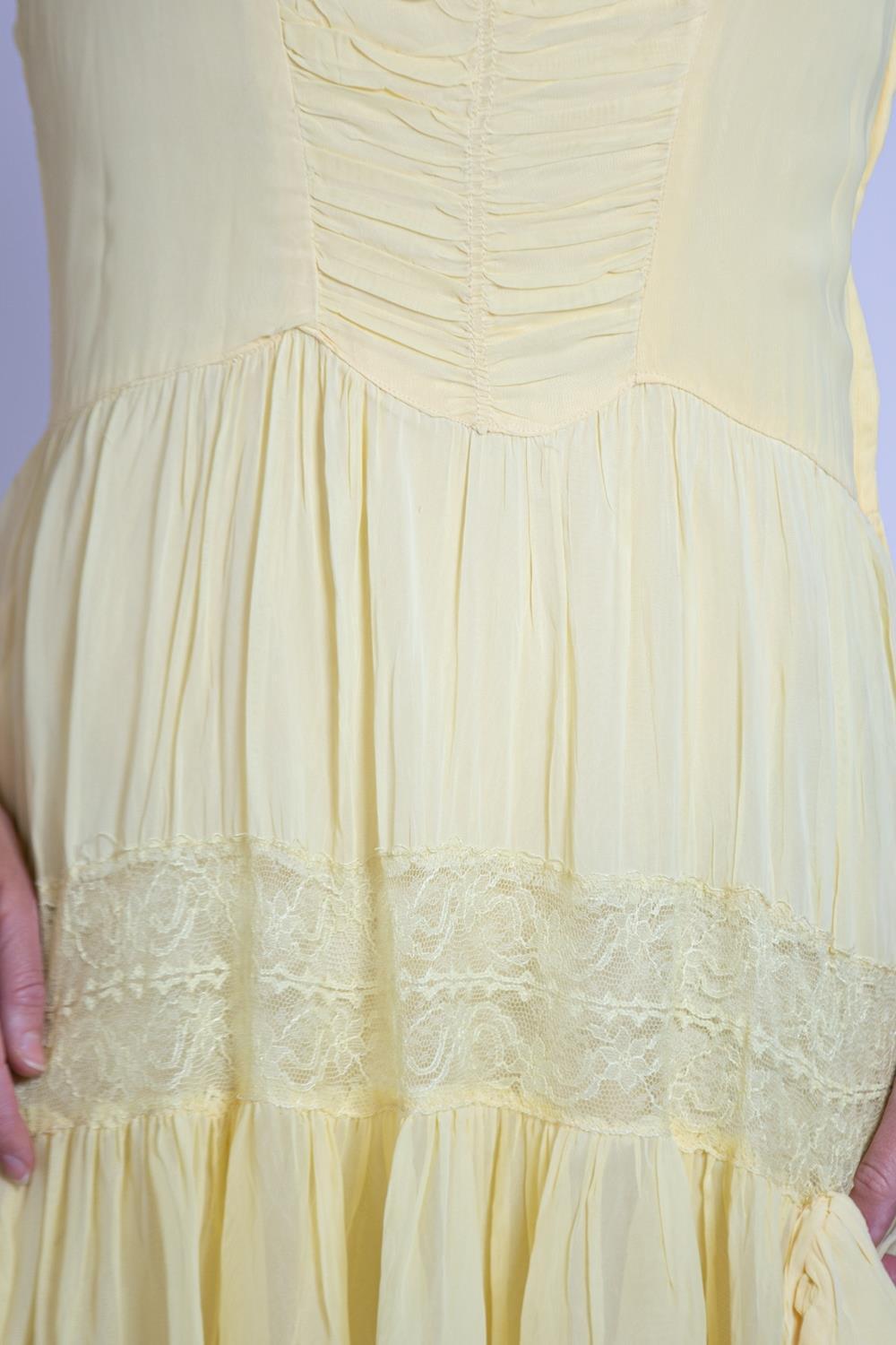 1940S Gelbes Chiffon Kleid mit Tiers Of Lace Trim im Angebot 5