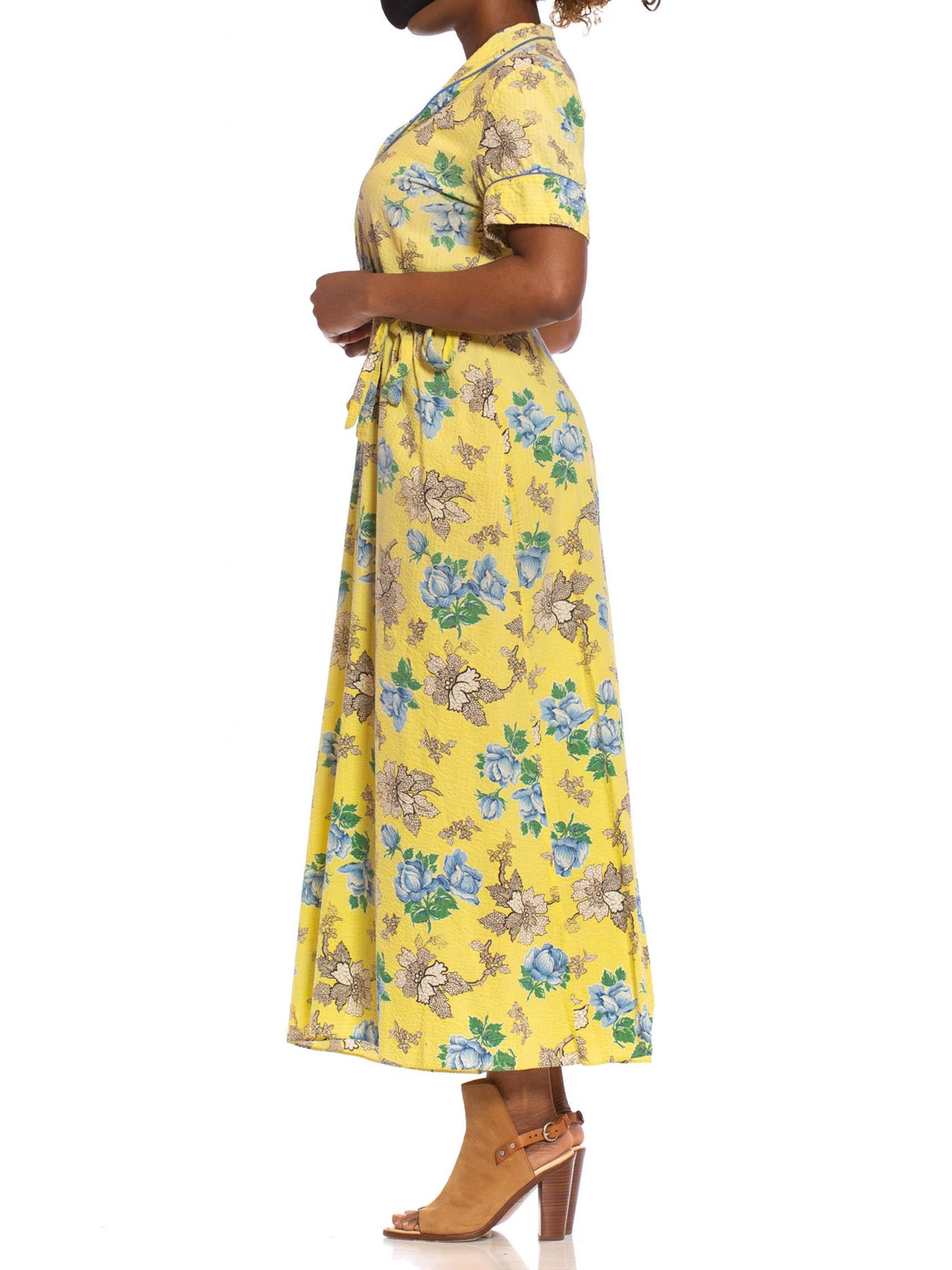 Seersucker - Robe portefeuille à fleurs bleues en coton jaune avec ceinture et poche, années 1940 en vente 5