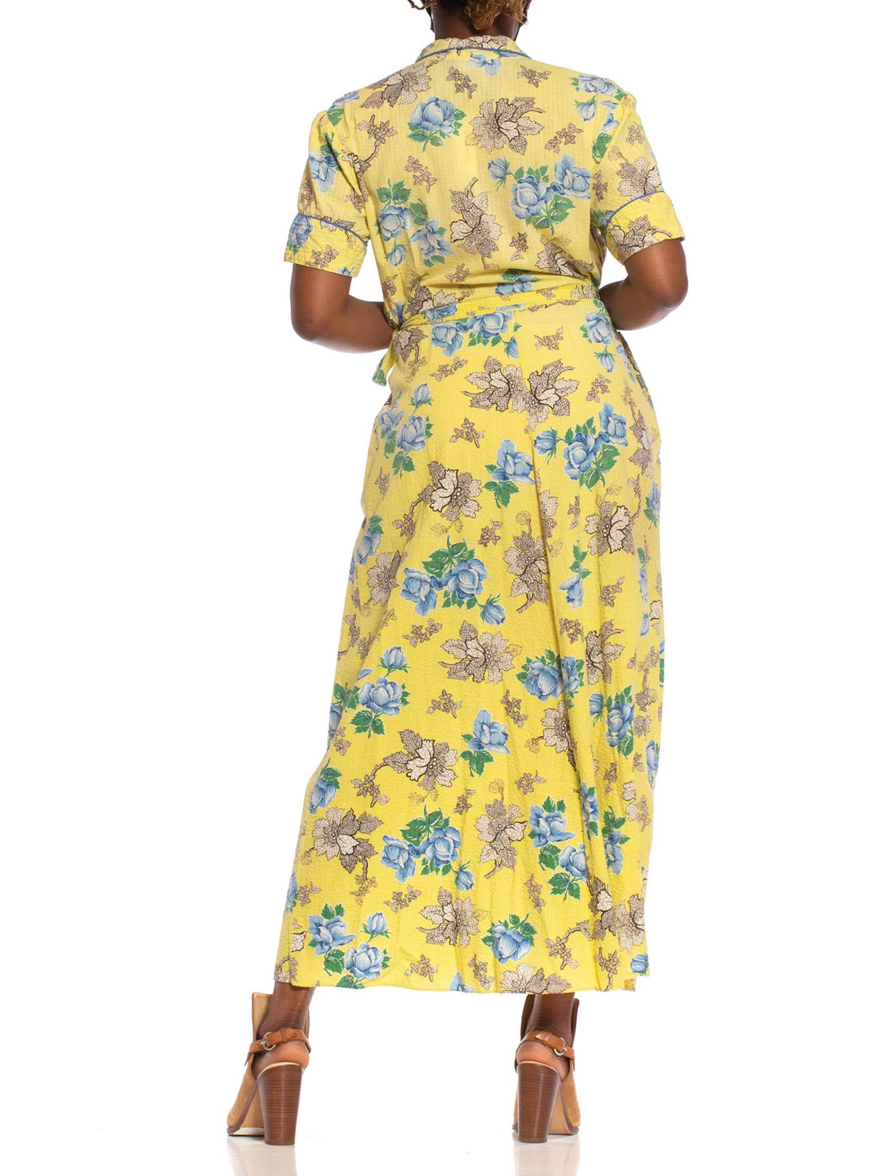 Seersucker - Robe portefeuille à fleurs bleues en coton jaune avec ceinture et poche, années 1940 Bon état - En vente à New York, NY