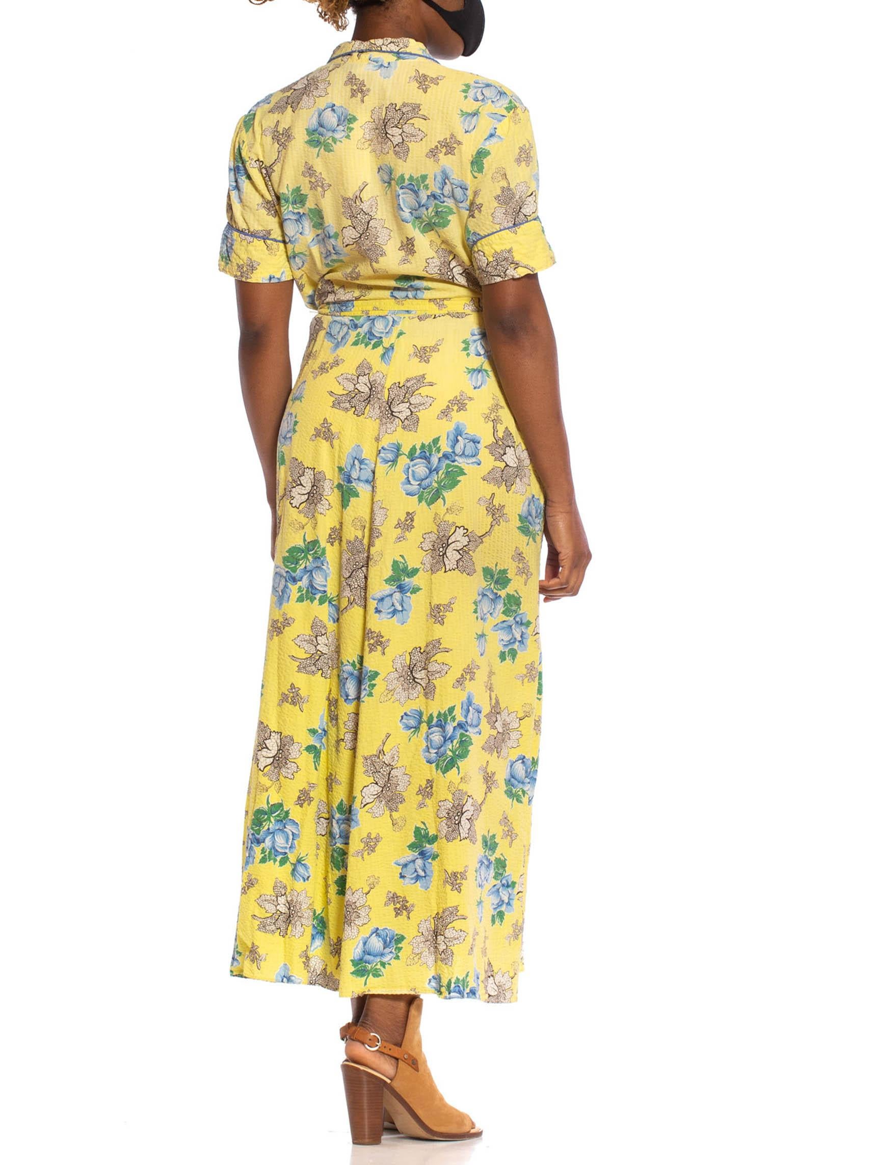1940S Yellow Cotton Seersucker Blue Floral Wrap House Dress With Belt & Pocket In Excellent Condition For Sale In New York, NY