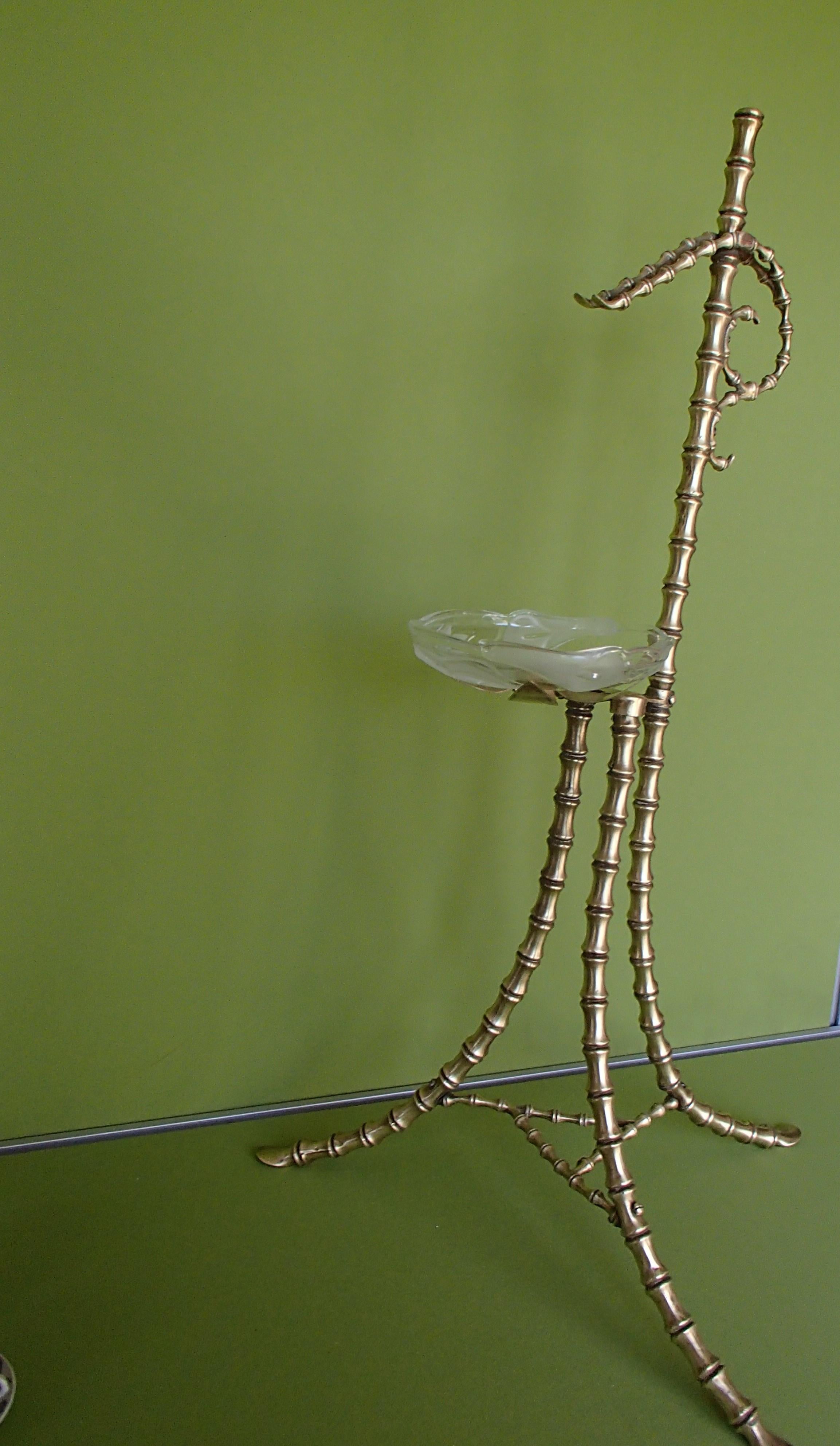 1940thies bamboo style brass side  Table avec plateau en verre sculpté maison bagues sty en vente 4