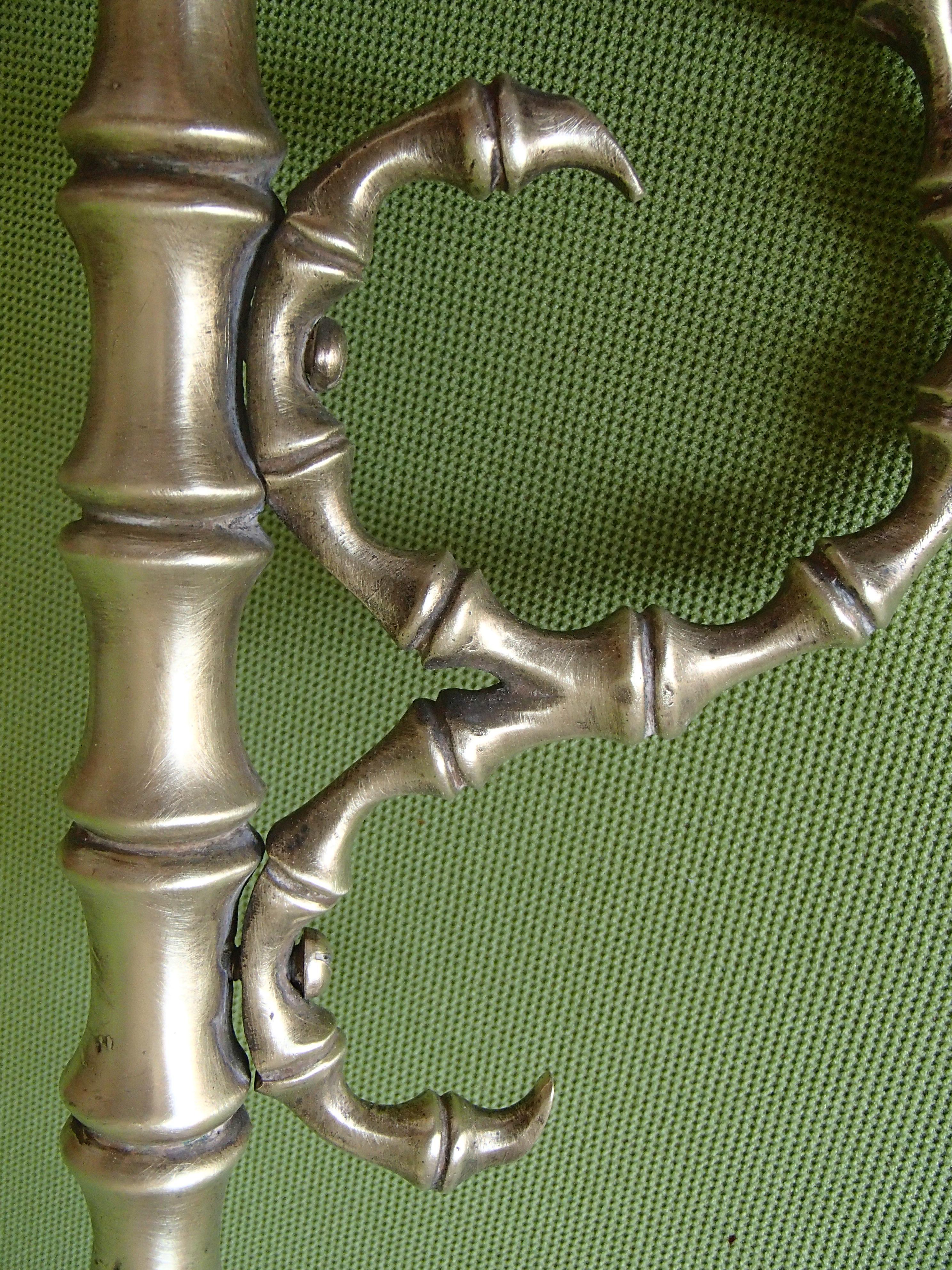 Français 1940thies bamboo style brass side  Table avec plateau en verre sculpté maison bagues sty en vente