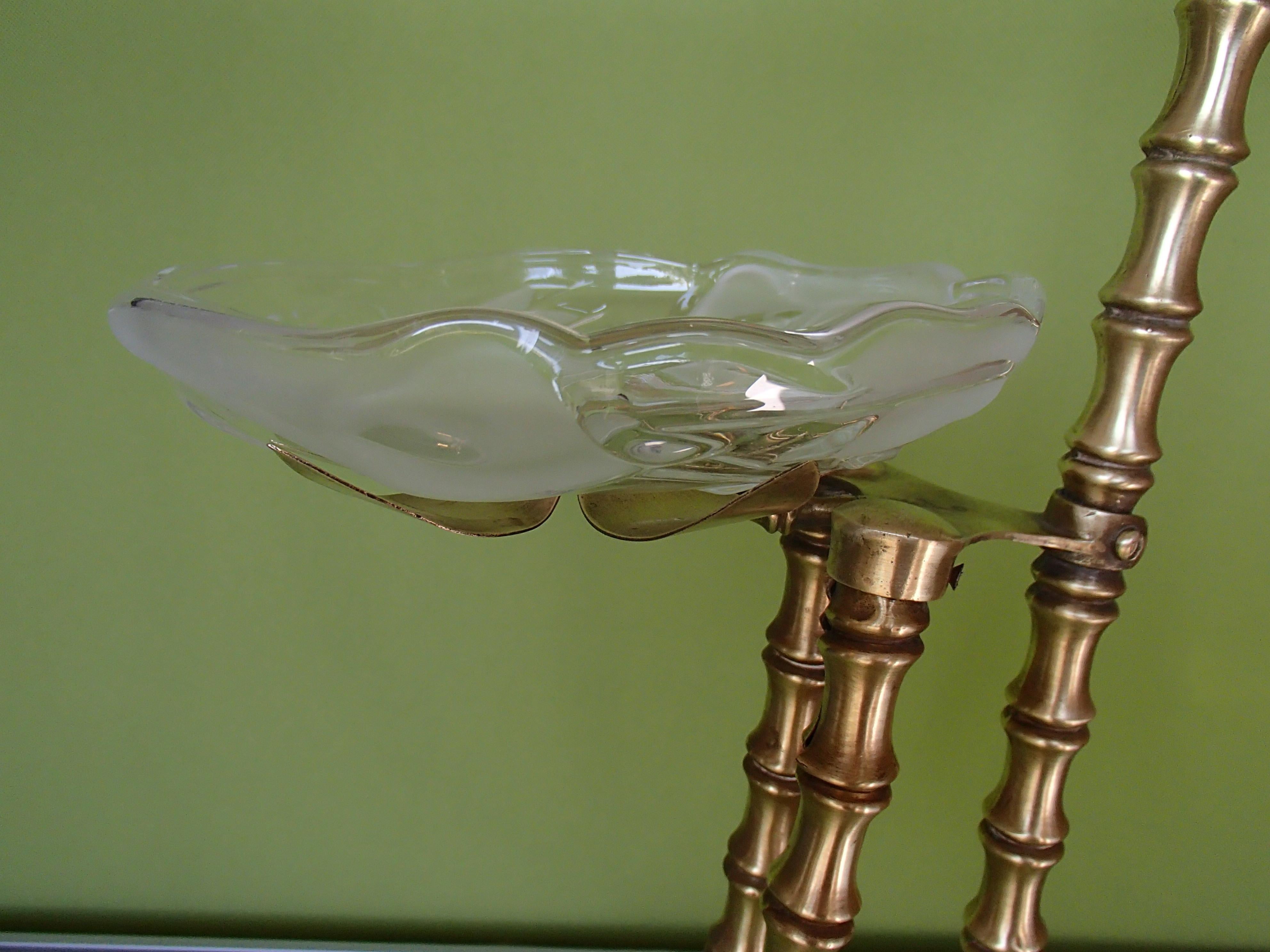 Laiton 1940thies bamboo style brass side  Table avec plateau en verre sculpté maison bagues sty en vente