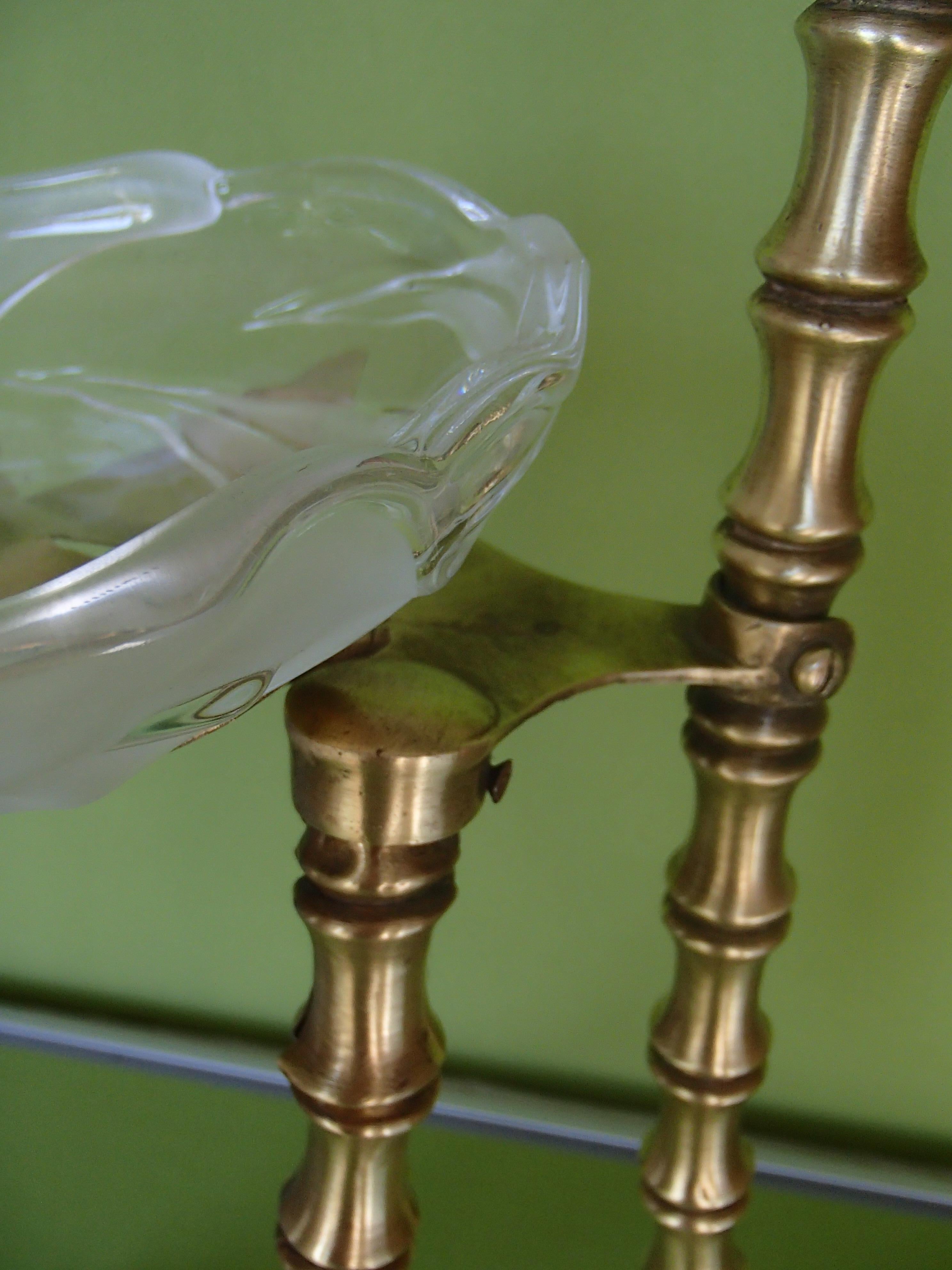 Milieu du XXe siècle Table d'appoint en laiton et plateau en verre de style bambou Maison Bagus, années 1940 en vente