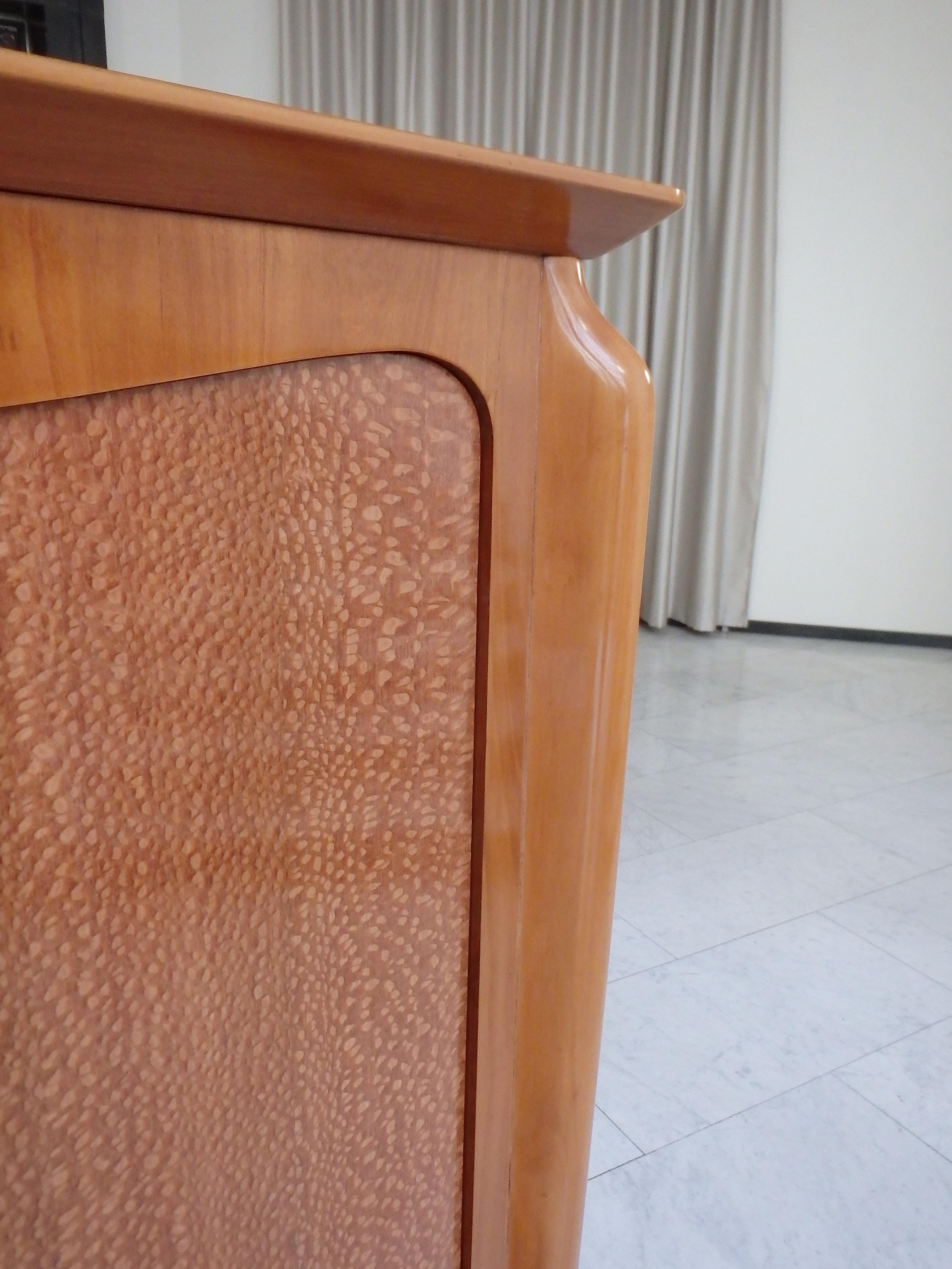 1940this Art Deco bar seco completo de abedul con verneer especial de abedul en las puertas decoración de latón en las piernas con 2 de vidrio y 2 estantes de madera