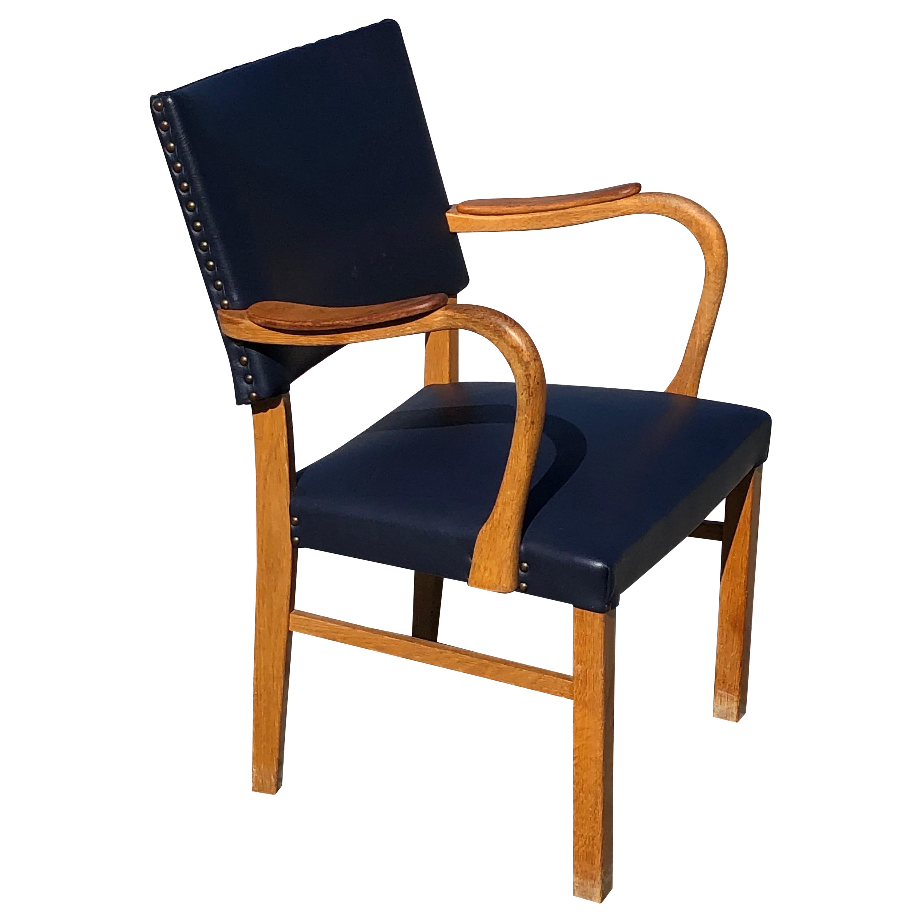 1940ties Danish armchair in oak and armrests in teak For Sale