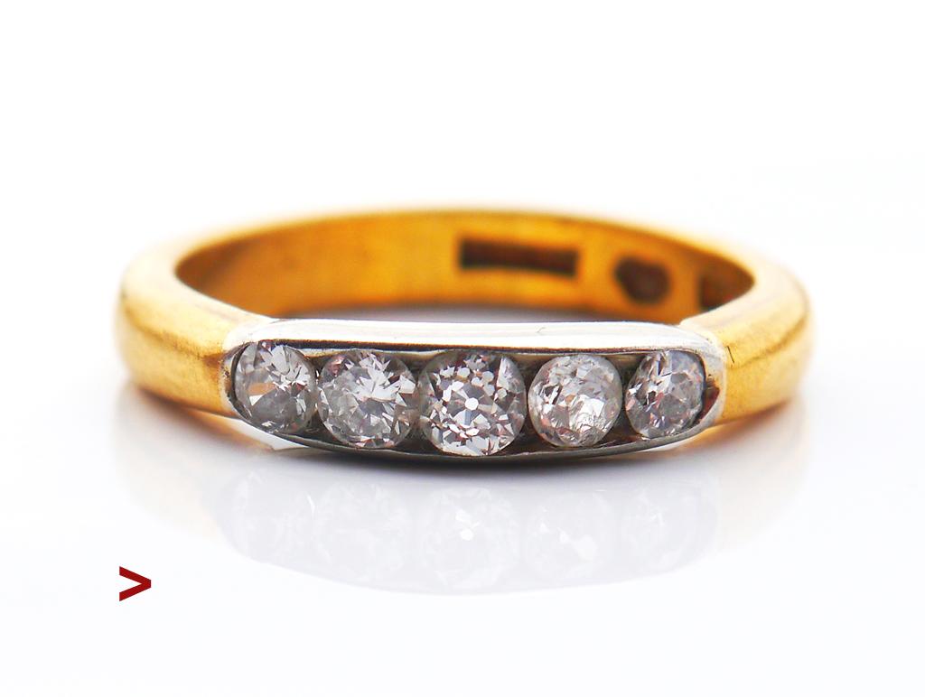 Bague en diamant de Chanel en or jaune massif 23K. 

La bande a une largeur de 3.5 mm. Lunette en platine ou en or blanc avec cinq canaux sertis de diamants anciens.  Diamants naturels / total environ 0,9 ct.  ca.F,G / VS,SI.

Le plus gros diamant
