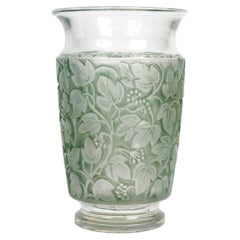 1941 René Lalique Vase Deauville Glas mit grüner Patina