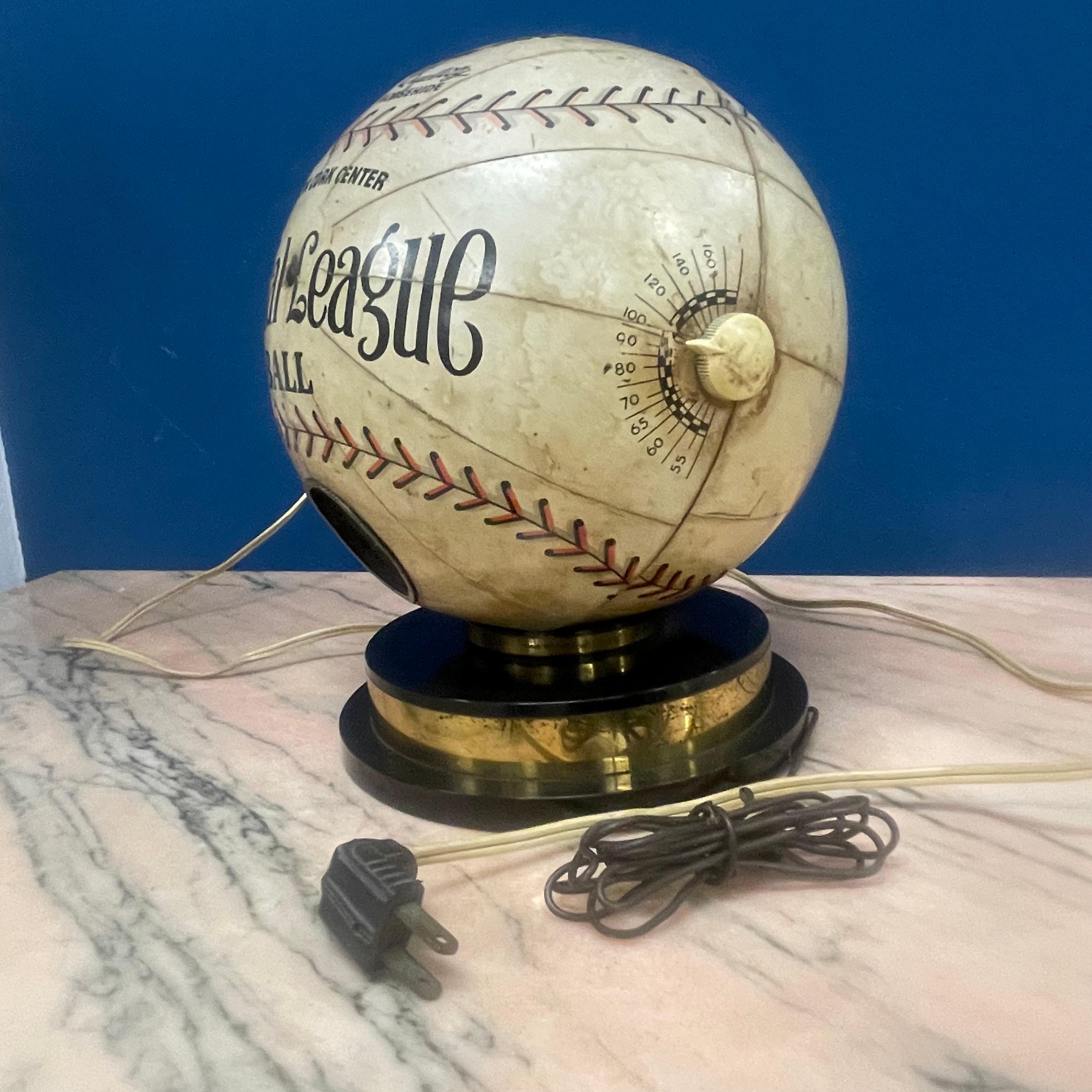 1941 Baseball Trophy Radio, funktionierender Zustand im Angebot 3