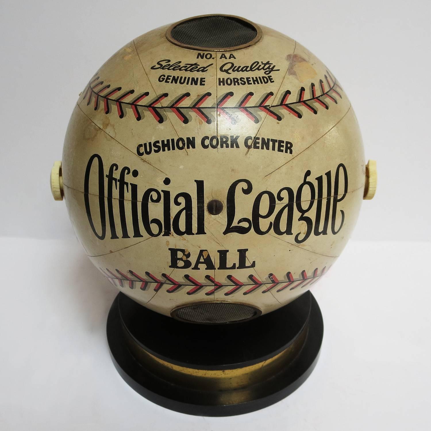¿Qué mejor manera de escuchar el partido de béisbol que en tu propia radio de béisbol? Este original set fue fabricado por la empresa Trophy, ¡junto con una radio con bola de bolos de plástico! Nuestro juego es de cartón pintado, similar a un modelo