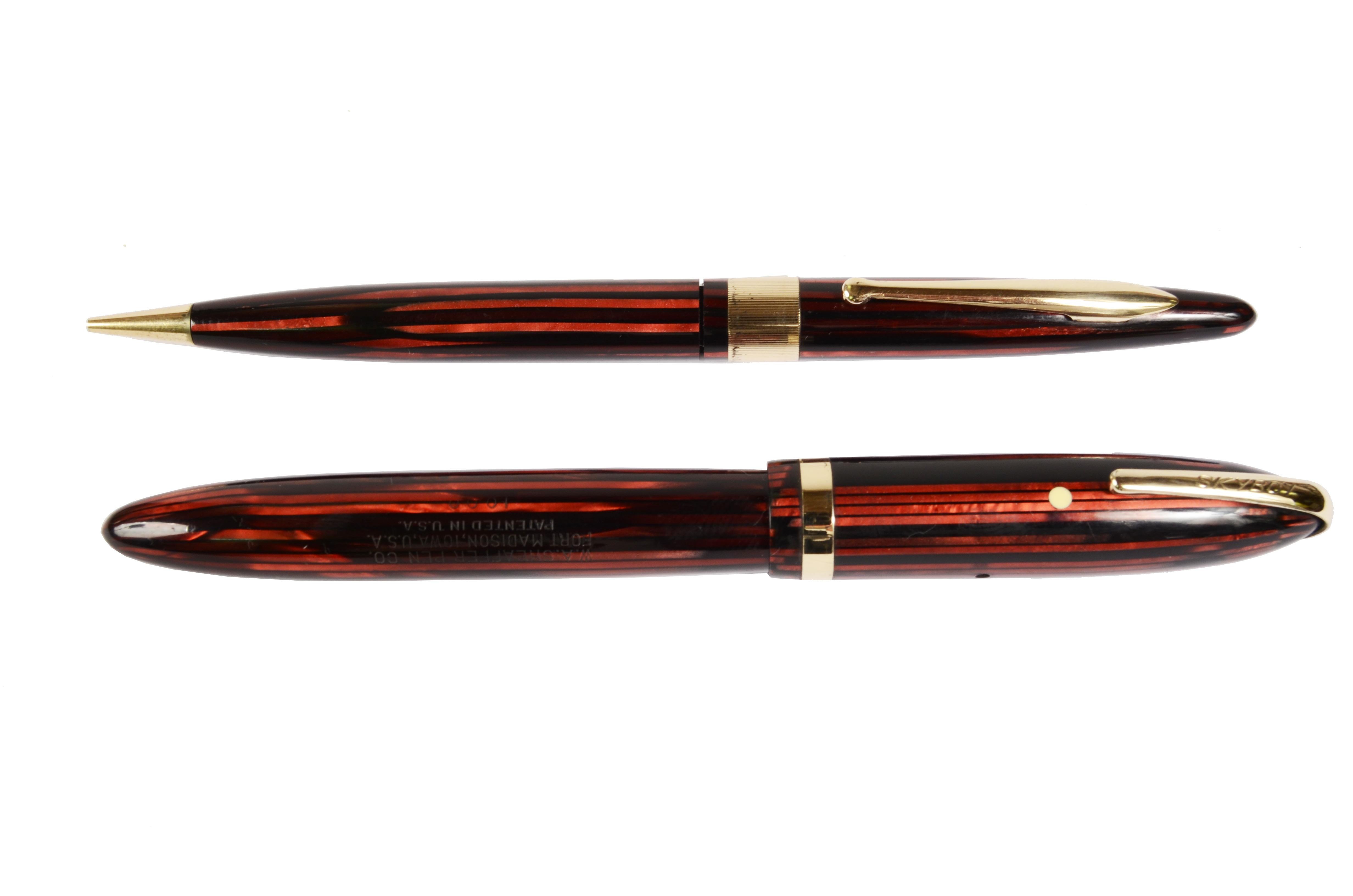 Set Sheaffer fountain pen and pencil model Skyboy with military clip, produced for American conscripts from mid-1941 to 1946, length 130 mm – inches 5.1 diametro 0.45. Original LifeTime two-tone nib n. 7398402, side lever loading. In excellent