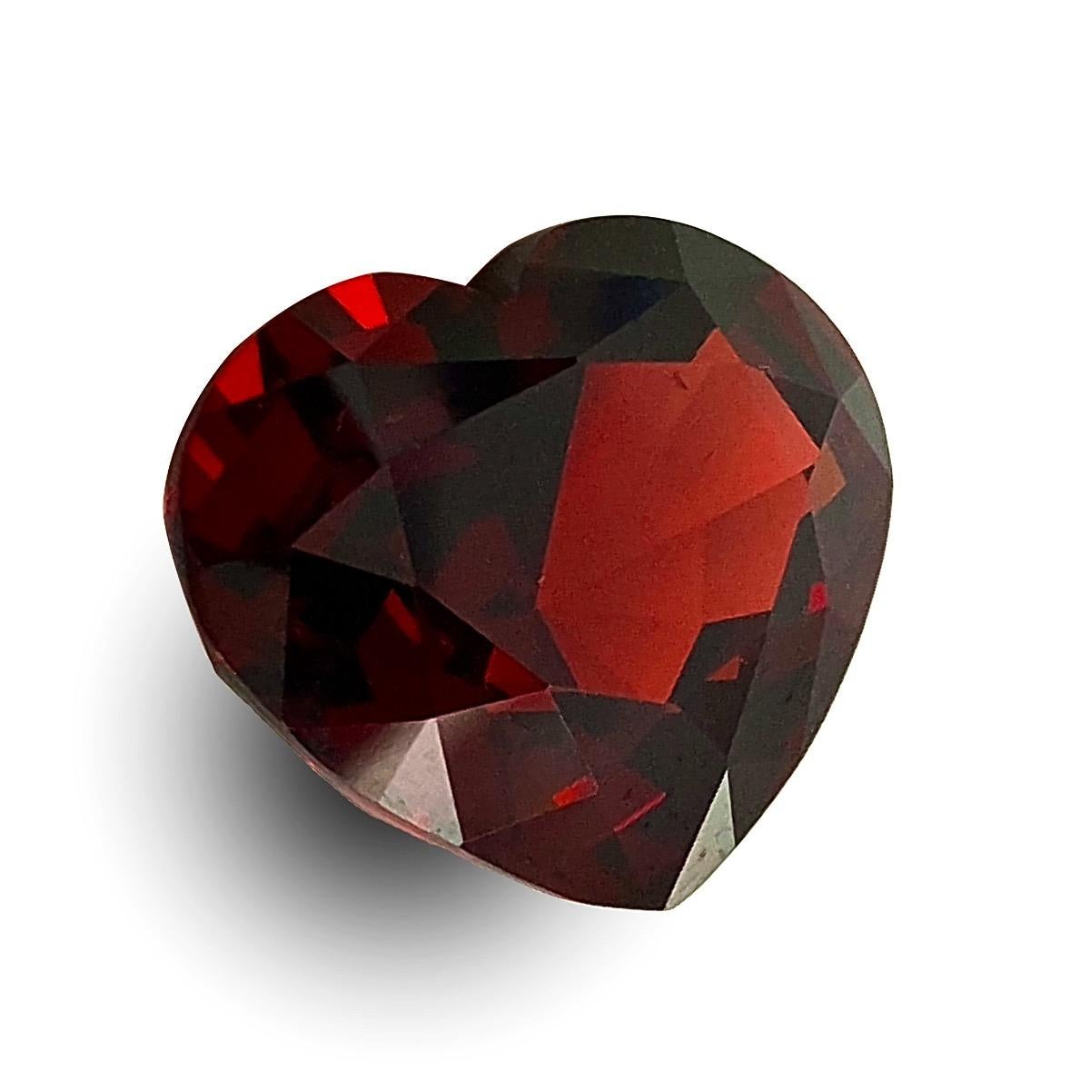 Façonné en forme de cœur, ce grenat naturel rouge riche de 19,42 carats est une gemme bien façonnée et d'une grande pureté. La couleur flatteuse de cette pierre précieuse symbolisera son style personnel et sa sophistication, ce qui est parfait pour
