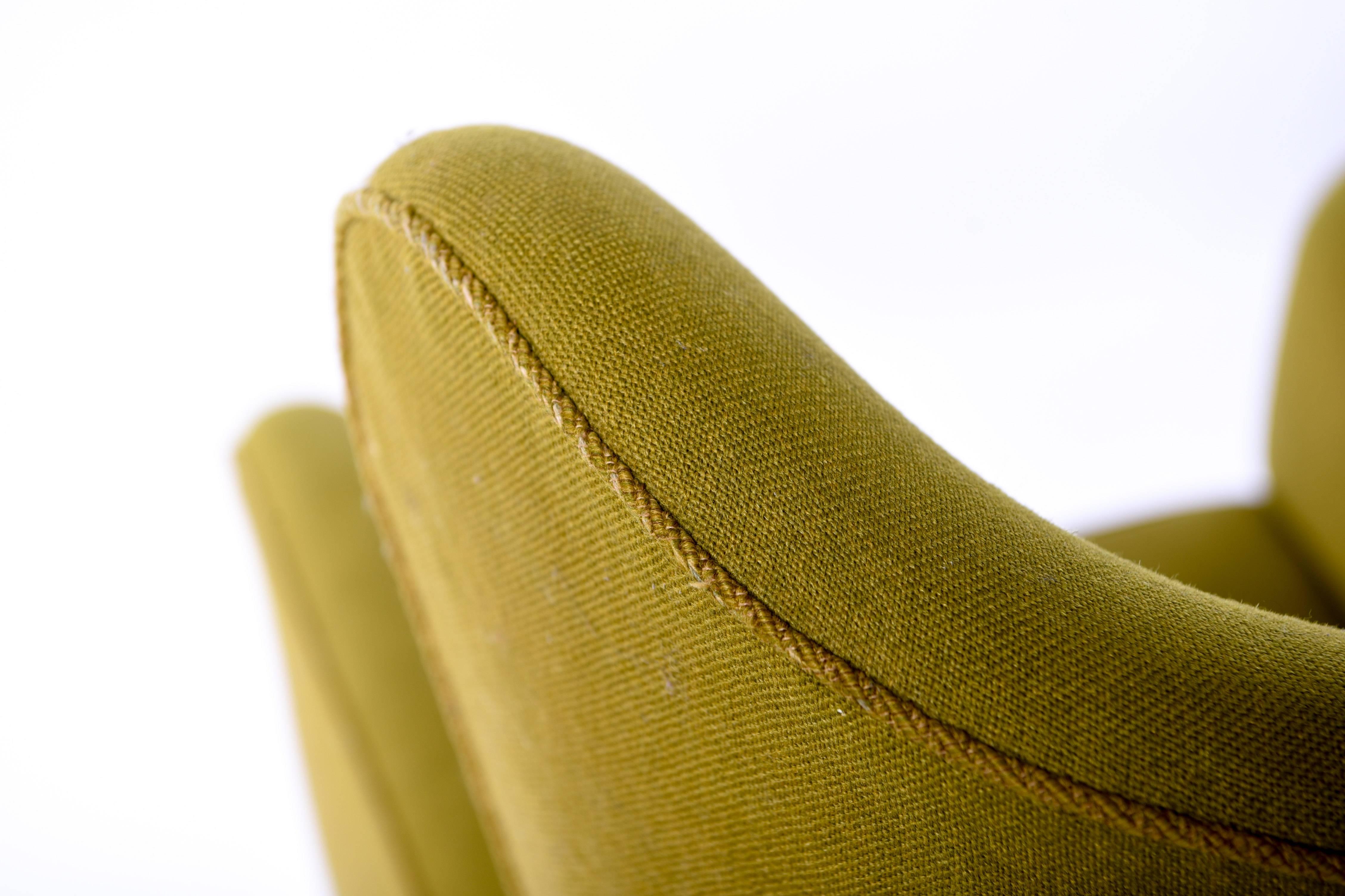 1942 Fritz Hansen Model 1672 Wing Back Chair in Original Green Wool Fabric In Good Condition In Norwalk, CT