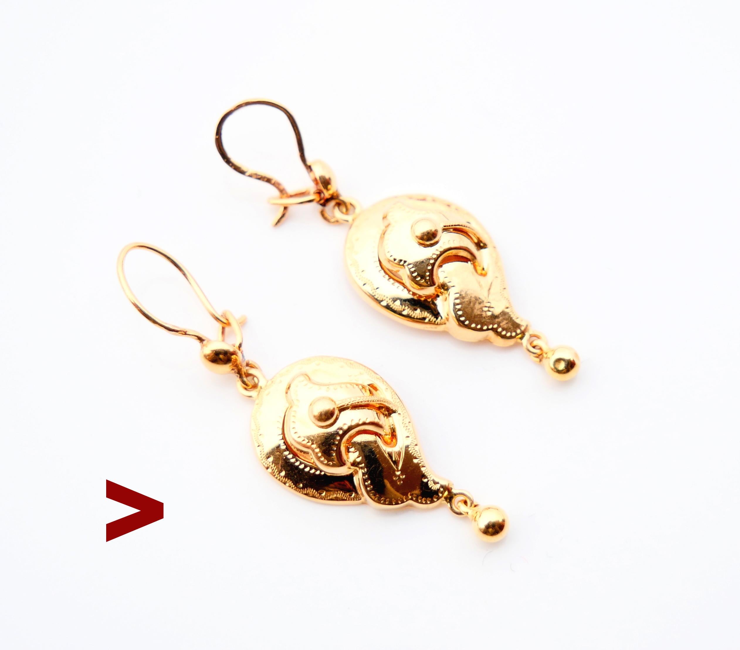 A pair of pendants dangles with small dangling drops in solid 18K Yellow Gold. Pendants with hand - engraved ornaments on front sides.
Swedish pair, hooks and dangles hallmarked 18K ,Yellow Gold. Swedish, made in 1942 ( combination Q8)

Each earring