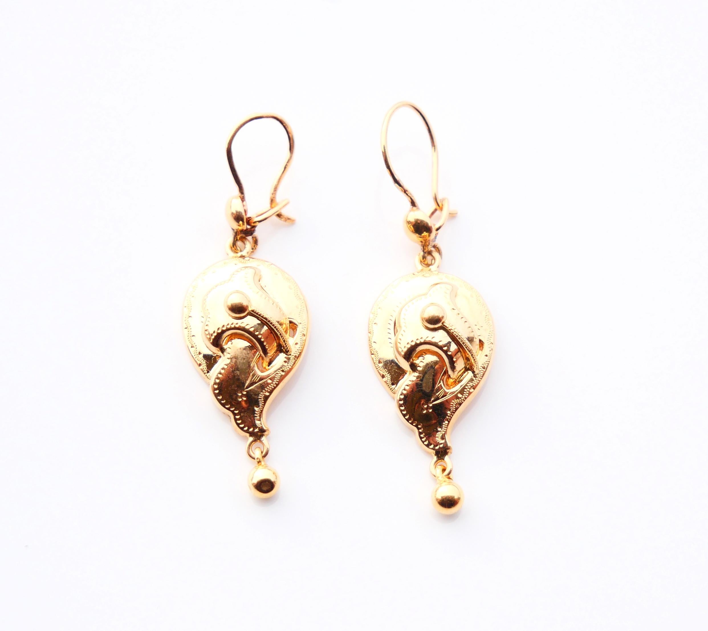 Art Deco 1942 Nordic Dangle Engraved Earrings solid 18K Yellow Gold/ 2.8 gr For Sale