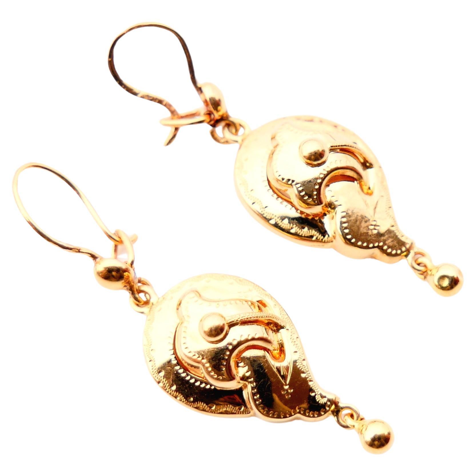 1942 Nordic Dangle Engraved Earrings solid 18K Yellow Gold/ 2.8 gr For Sale