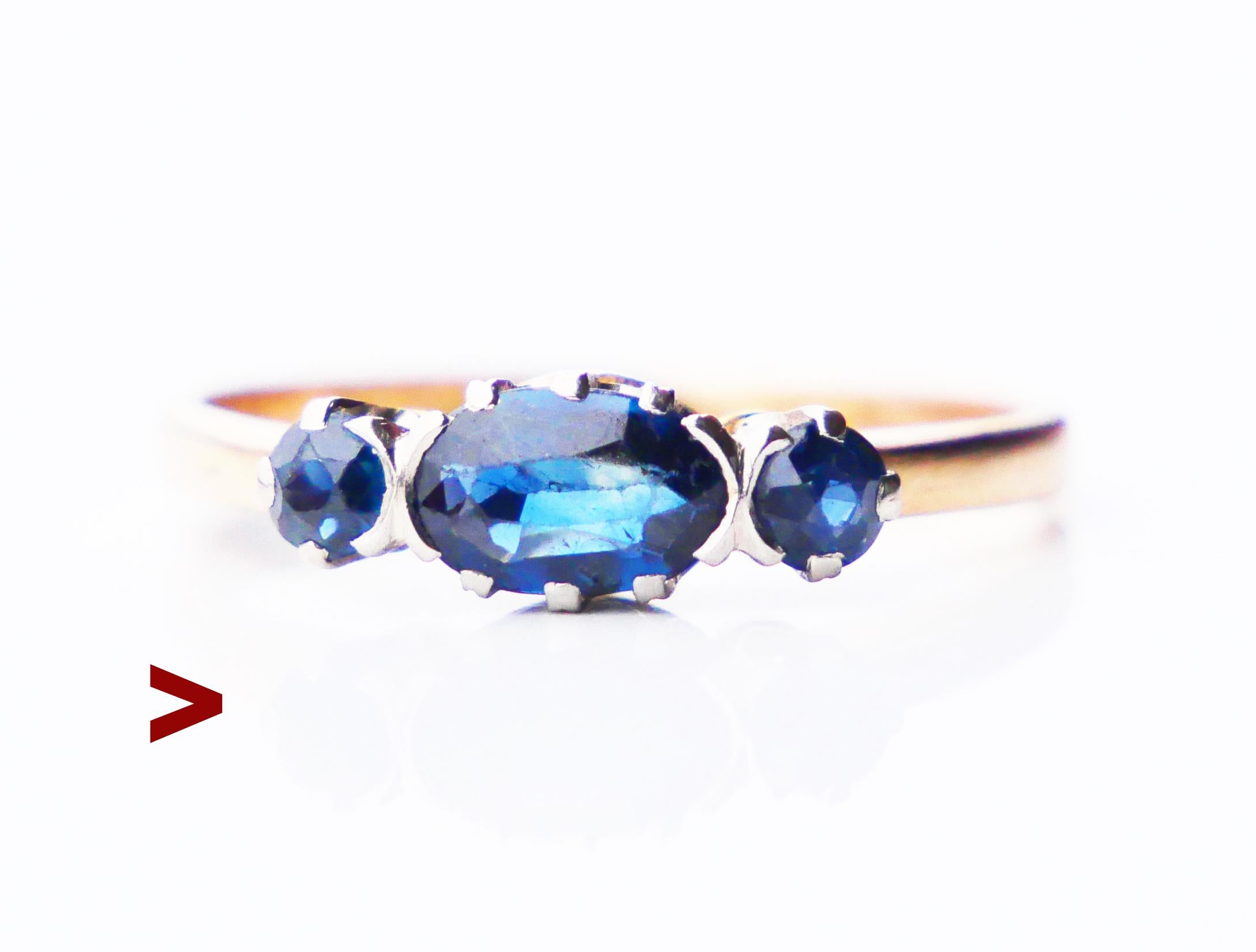 A Ring to admire since 1942. 18K Yellow Gold band and crown, top settings in White Gold with three natural Blue Sapphires : central oval diamond cut 7 mm x 5 mm x 2.5 mm deep / ca. 1 ct and two old diamond cuts Ø 3mm / ca. 0.15 ct each. All three of