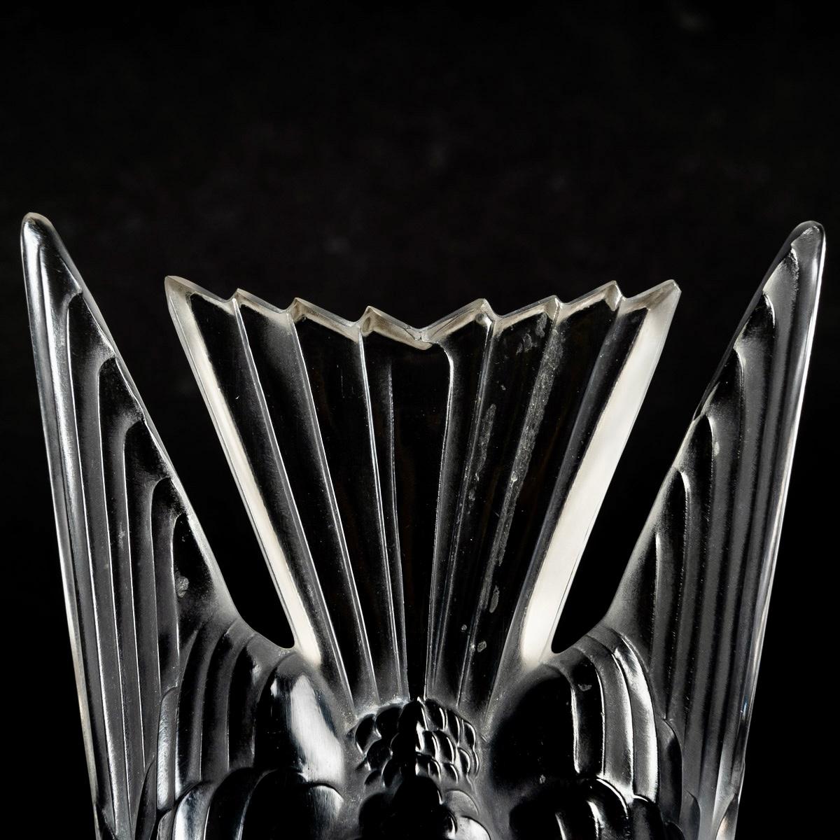 1942 René Lalique, Pair of Bookends Hirondelles B Frosted Glass In Good Condition For Sale In Boulogne Billancourt, FR