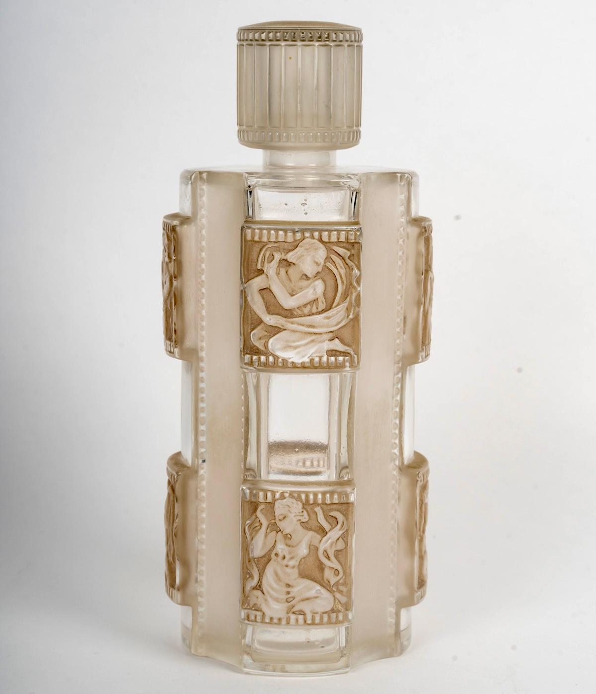 Art Déco 1942 René Lalique - Bottiglia di profumo Helene in vetro con patina seppia in vendita