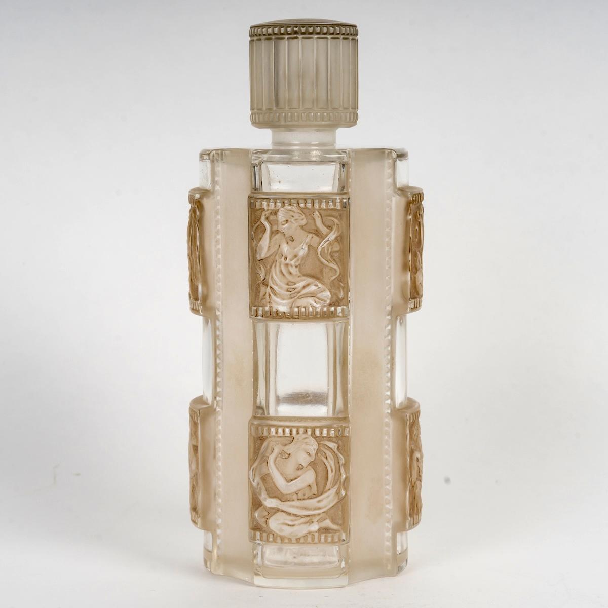 Francese 1942 René Lalique - Bottiglia di profumo Helene in vetro con patina seppia in vendita