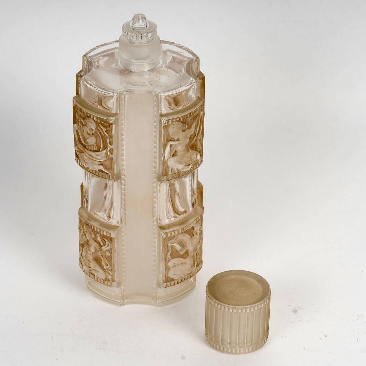 Stampato 1942 René Lalique - Bottiglia di profumo Helene in vetro con patina seppia in vendita