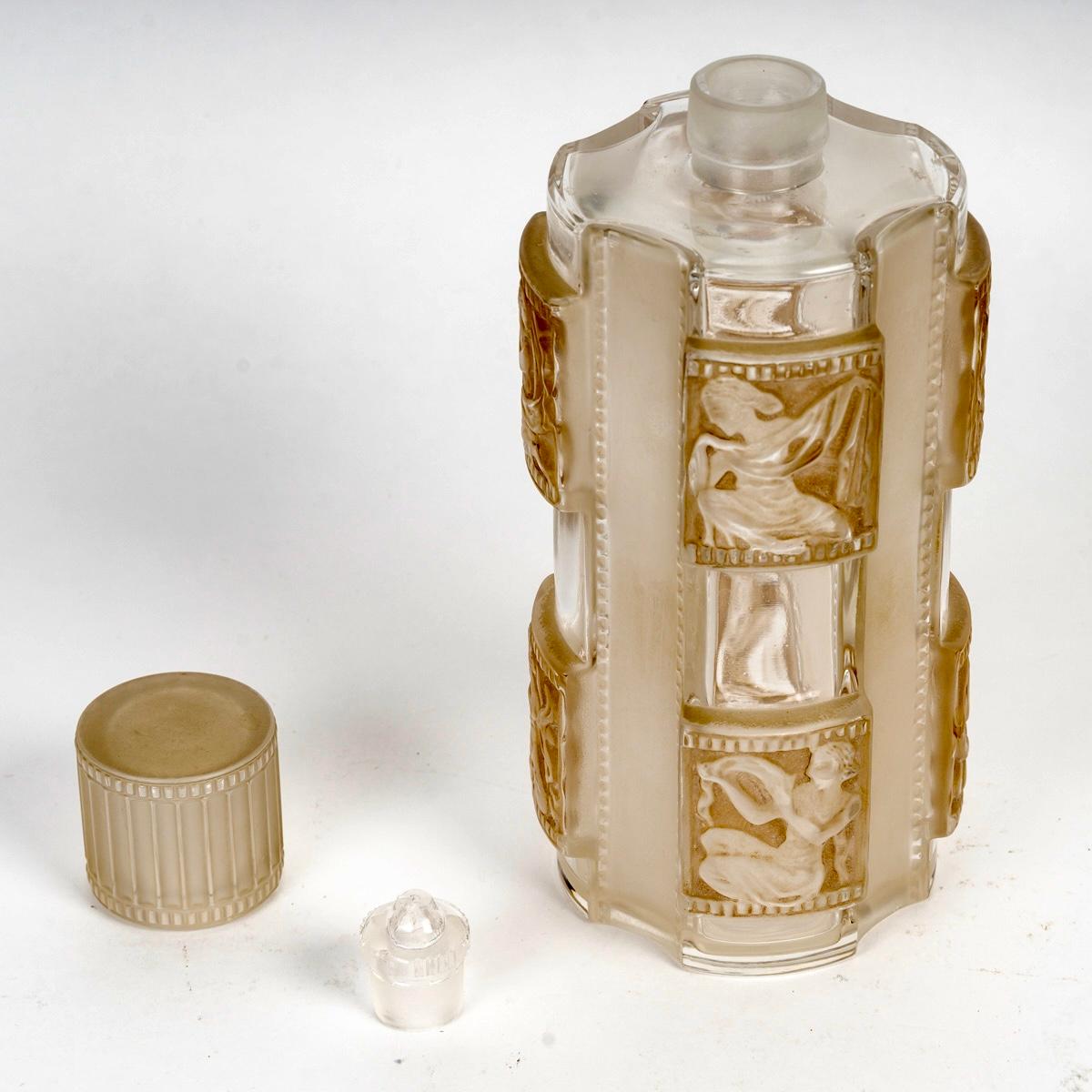 1942 René Lalique - Bottiglia di profumo Helene in vetro con patina seppia In condizioni buone in vendita a Boulogne Billancourt, FR