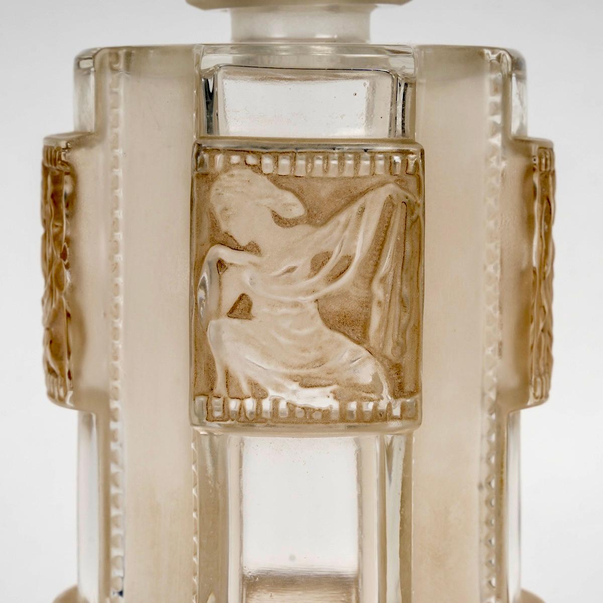 Metà XX secolo 1942 René Lalique - Bottiglia di profumo Helene in vetro con patina seppia in vendita