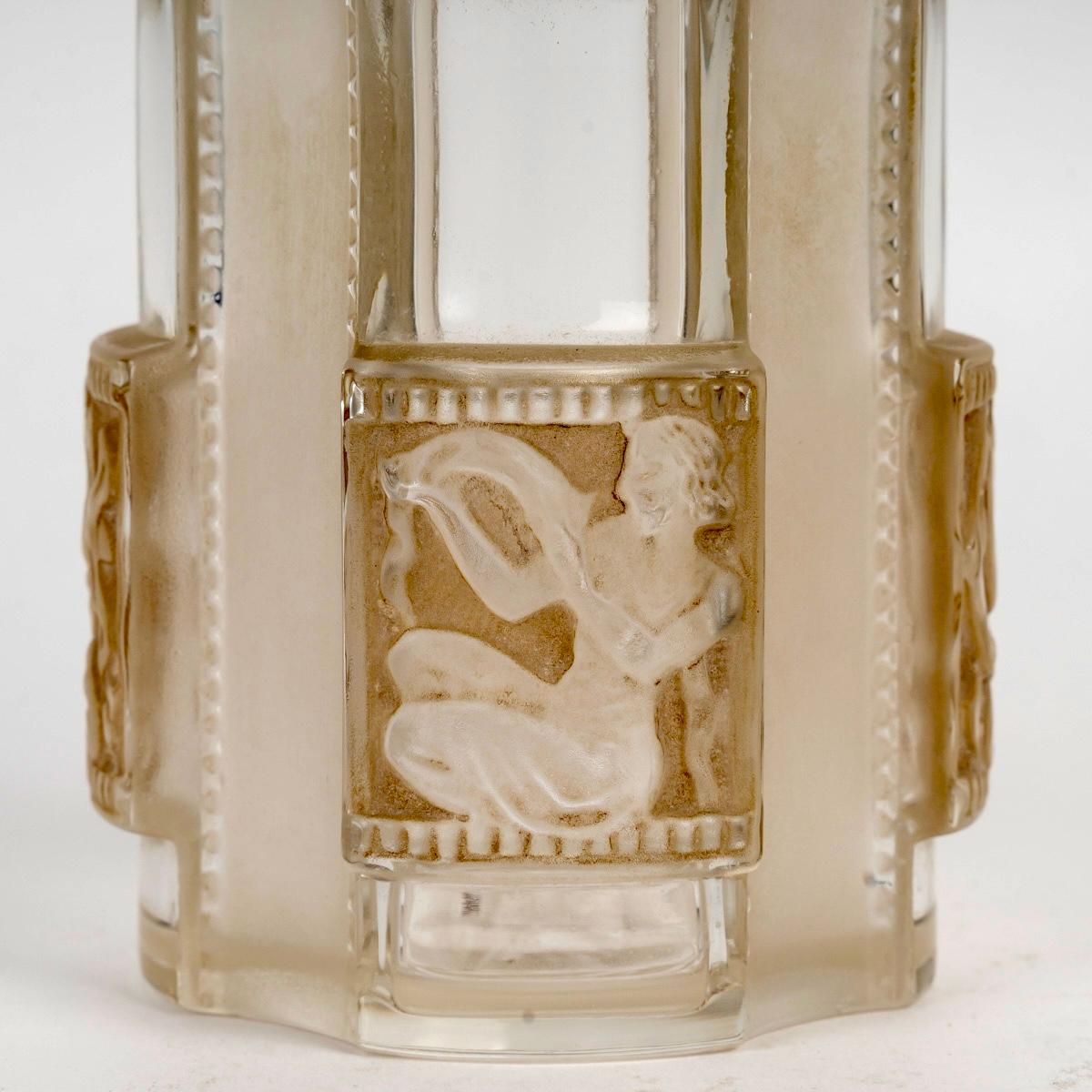 Vetro soffiato 1942 René Lalique - Bottiglia di profumo Helene in vetro con patina seppia in vendita