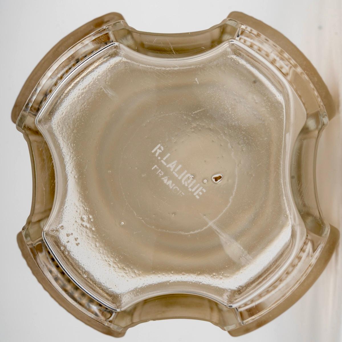 1942 René Lalique - Bottiglia di profumo Helene in vetro con patina seppia in vendita 1