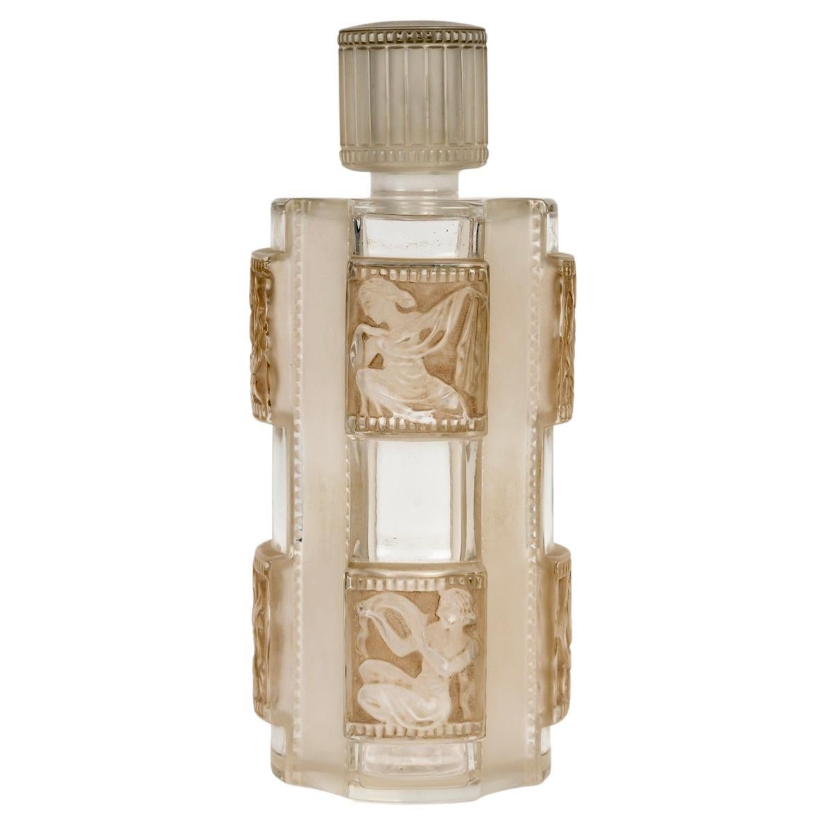 1942 René Lalique - Bottiglia di profumo Helene in vetro con patina seppia in vendita