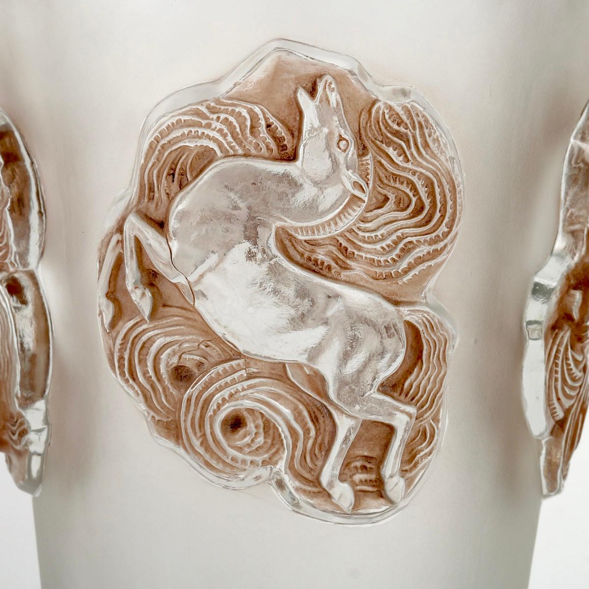 1942 Rene Lalique Vase Camargue Frosted Glass with Sepia Patina In Good Condition For Sale In Boulogne Billancourt, FR