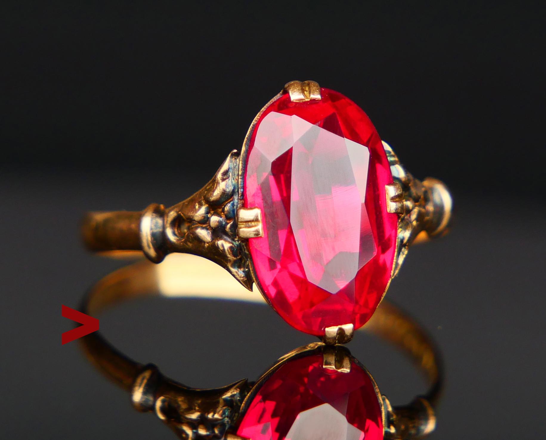 A Ring mit glattem Band und geschnitzten Akanthusblättern auf  die Schultern mit einem Krallenlabor aus Rubin  Ovalschliff 11 mm x 7 mm x 4,6 mm tief / ca. 3ct. 

Schwedische Punzen, 18K , Datumscode Q8 / Hand - hergestellt 1942.

Größe Ø 7 US /