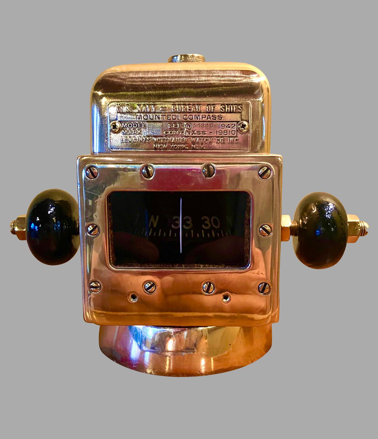 Boussole montée par le Bureau des navires de la marine américaine, modèle 11310, fabriquée en 1942 par Longines Wittnauer Watch Co. Inc. Ce modèle était une pièce importante de l'équipement de navigation utilisé par la marine américaine pendant la