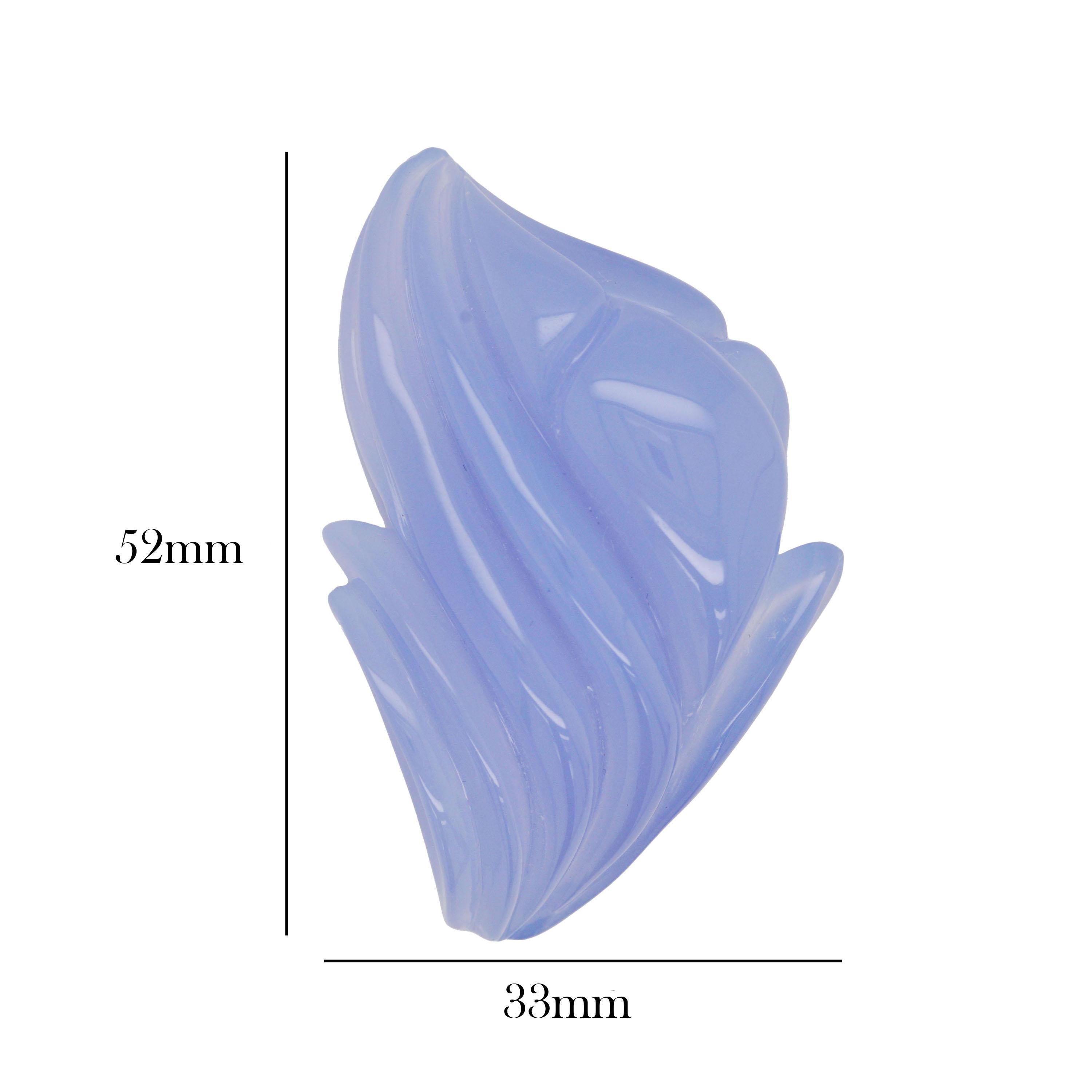Die 194,26 Karat schwere Brosche aus blauem Chalcedon, die von Hand in abstrakter Form geschnitzt wurde, ist ein auffälliger und vielseitiger Edelstein, der sowohl natürliche Schönheit als auch handwerkliche Kunstfertigkeit verkörpert. Dieser